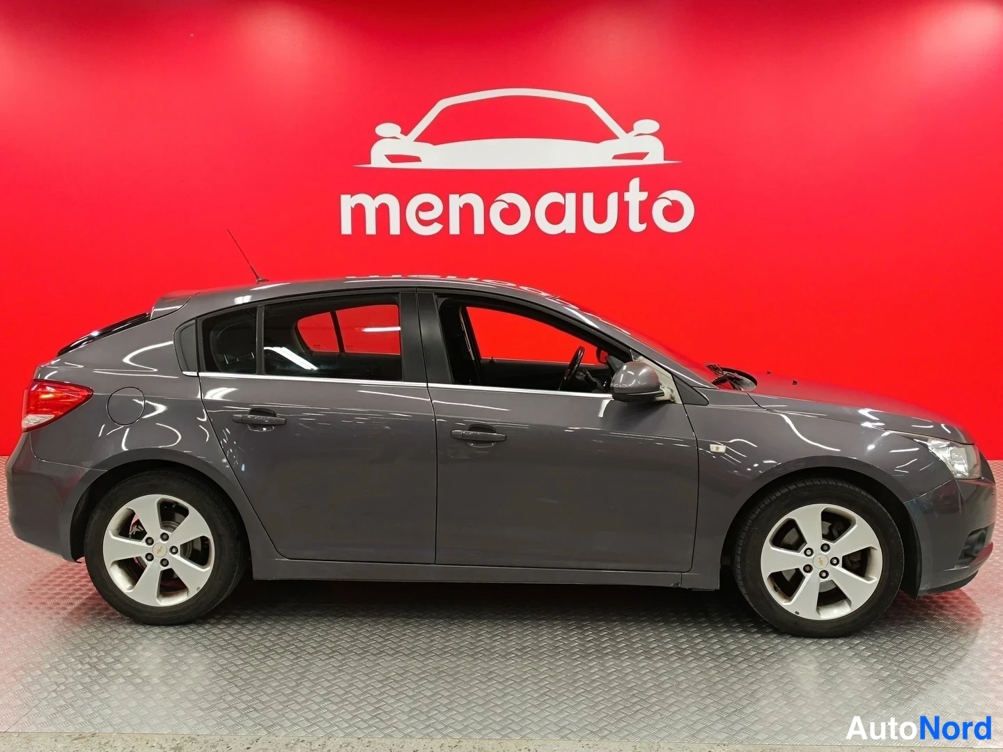 Sivulta: Chevrolet Cruze sivulta vasemmalta, tummanharmaa