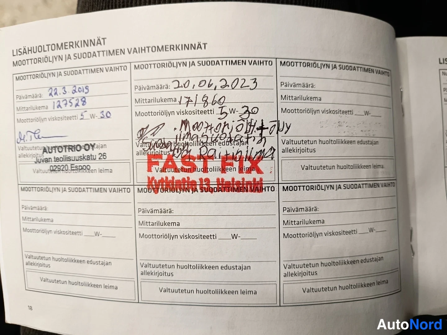 Muu: Huoltokirjan lisähuoltomerkintäsivu 18, jossa käsinkirjoitettuja öljynvaihtomerkintöjä 22.3.2019 ja 20.06.2023 sekä punainen FAST FIX -leima.