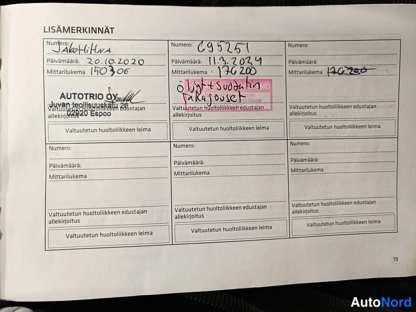 Muu: Huoltokirjan lisämerkintäsivu 19, jossa käsinkirjoitettuja merkintöjä 20.10.2020 ja 11.3.2024 sekä AUTOTRIO OY:n leima.