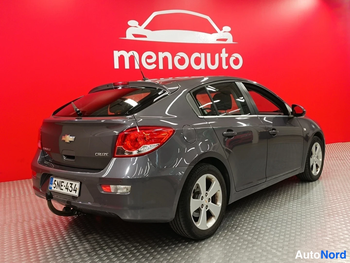 Takaviisto: Chevrolet Cruze taka kolmesta neljäsosasta vasemmalta, tummanharmaa