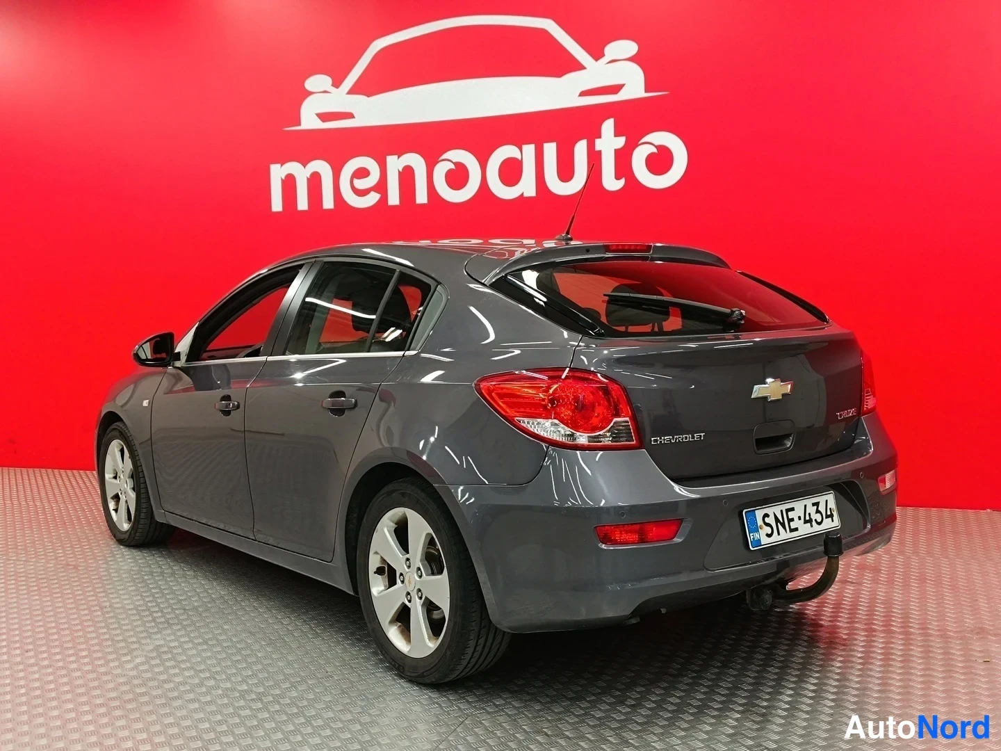 Takaviisto: Harmaan Chevrolet Cruze -auton takakulmanäkymä, rekisterikilpi ja vetokoukku näkyvissä.