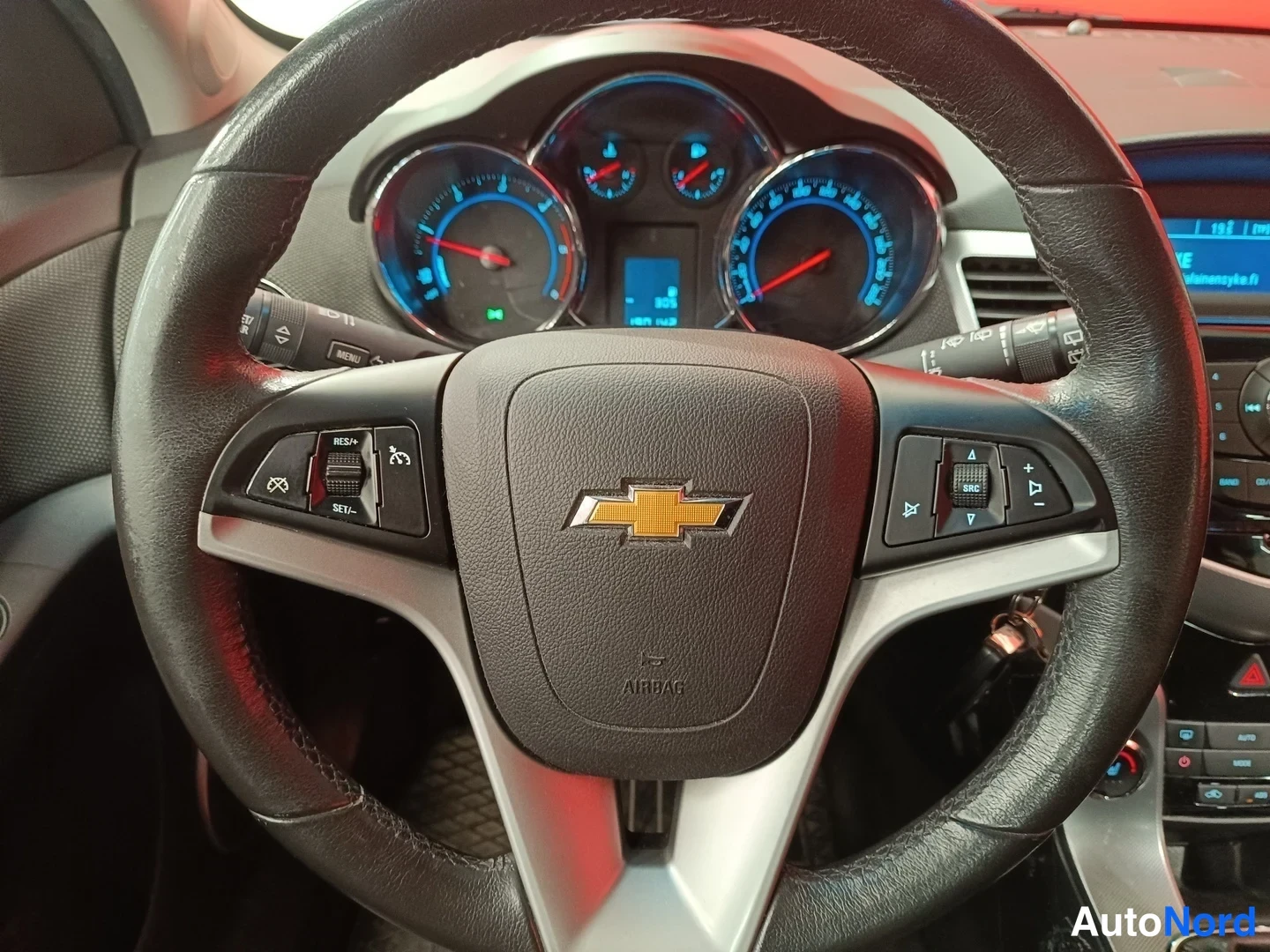 Muu: Ohjauspyörä ja mittaristo, Chevrolet-merkki ohjauspyörässä, nappien hallinta