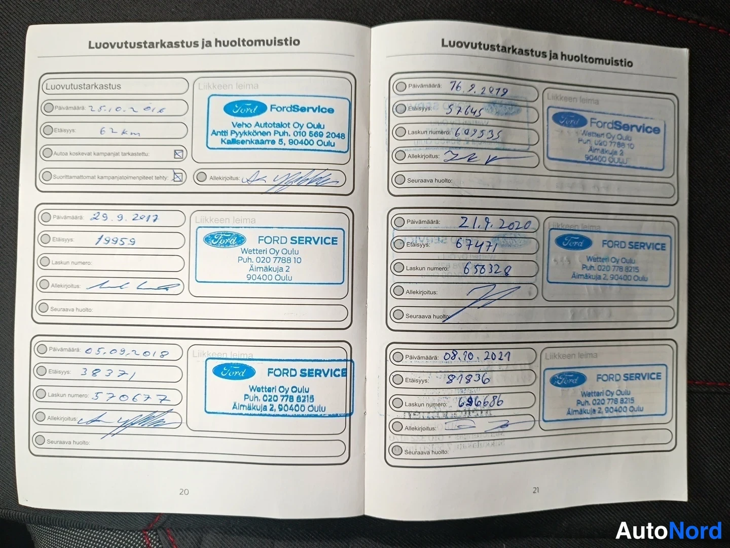 Yksityiskohta: Avattu huoltokirja, sivu 20-21: luovutustarkastus ja huoltomuistio FordService-leimoilla useilta päivämääriltä (25.02.2016, 29.9.2017, 05.09.2018, 16.9.2019, 2.