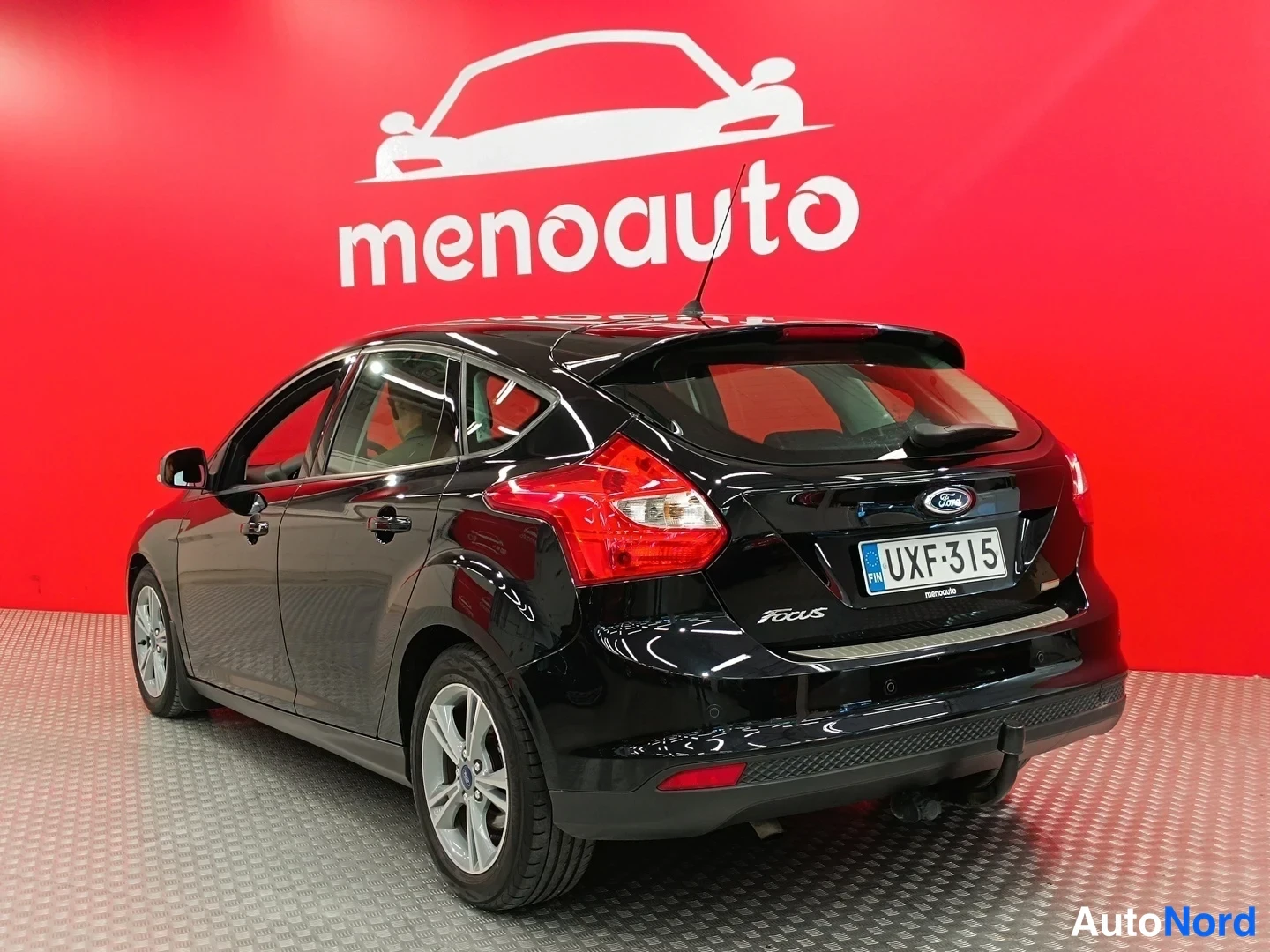 Takaviisto: Mustan Ford Focusin takaosa vinosti oikealta, rekisteritunnus, takana vetokoukku.