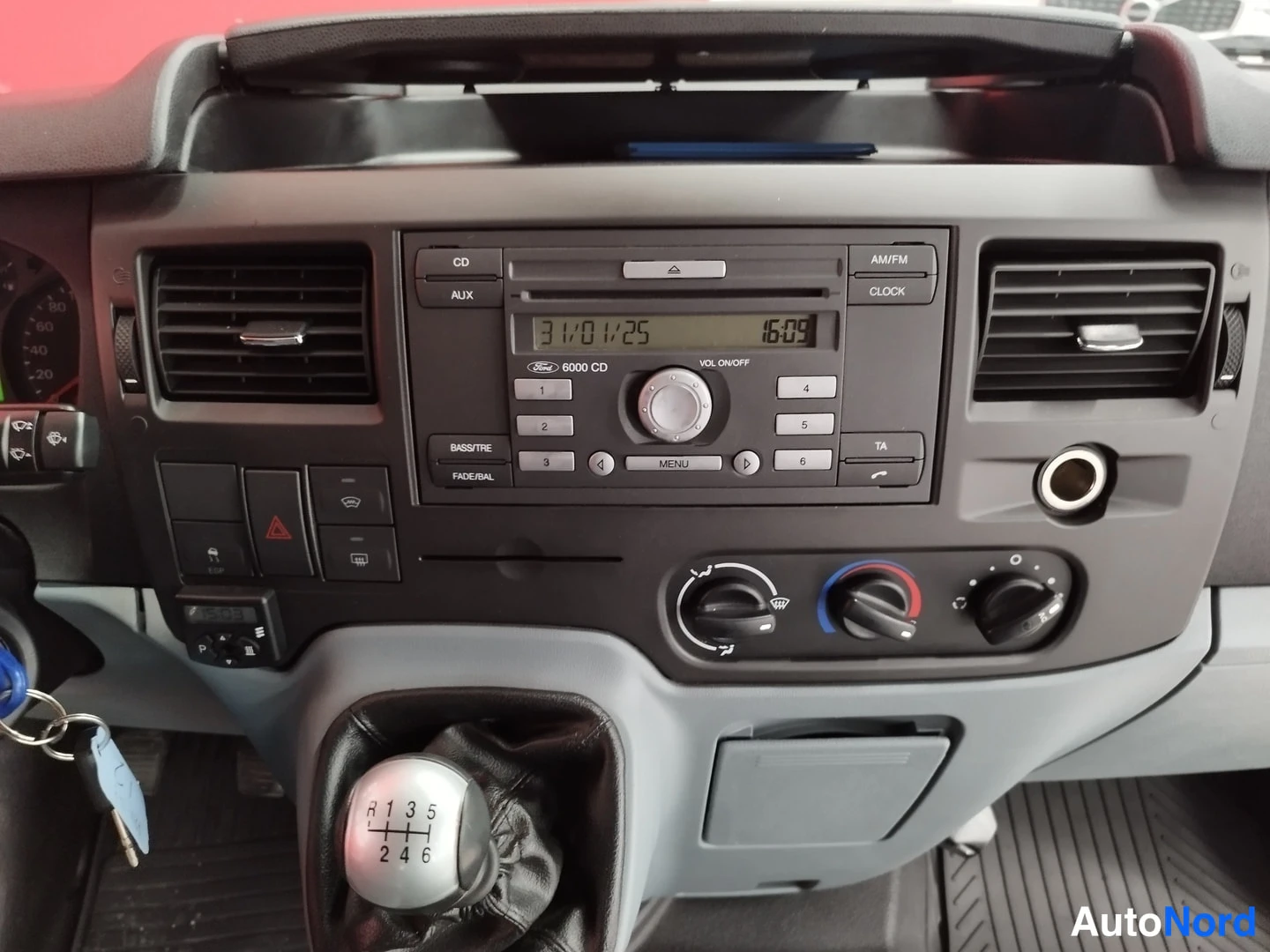 Muu: Ford 6000 CD -radiolaite kojelaudassa: CD- ja AUX-toiminnot, AM/FM ja CLOCK-napit, näytöllä 3/10/25 ja 16:03, alla ilmastointiauton säätimet ja kuusivaihteinen