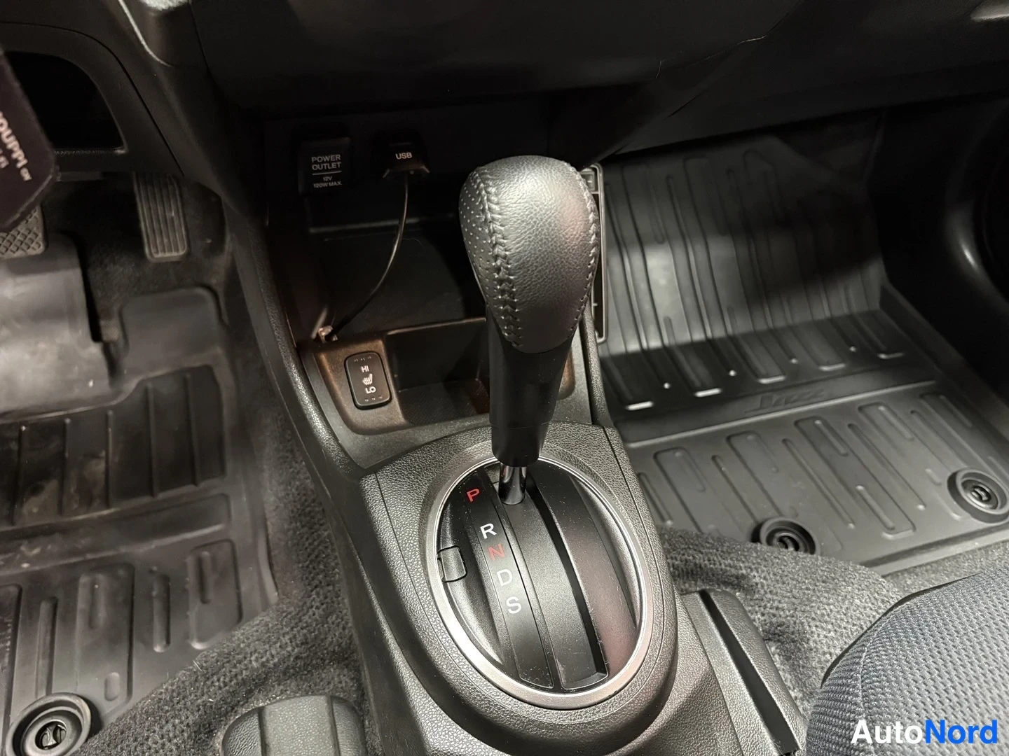 Muu: Automaattivaihteenvalitsin keskitunnelissa, vaihteenPP R N D S -asemilla. Mekaanisessa tilassa Power Outlet -pistorasia ja USB-portti, istuinlämmityksen H/LO-ky