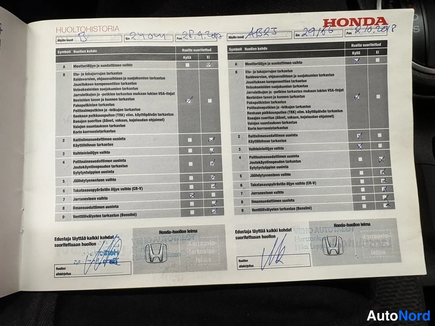 Asiakirja: Honda-huoltokirjan huoltohistoria-sivut huoltokirjanmerkeillä ja allekirjoituksilla.