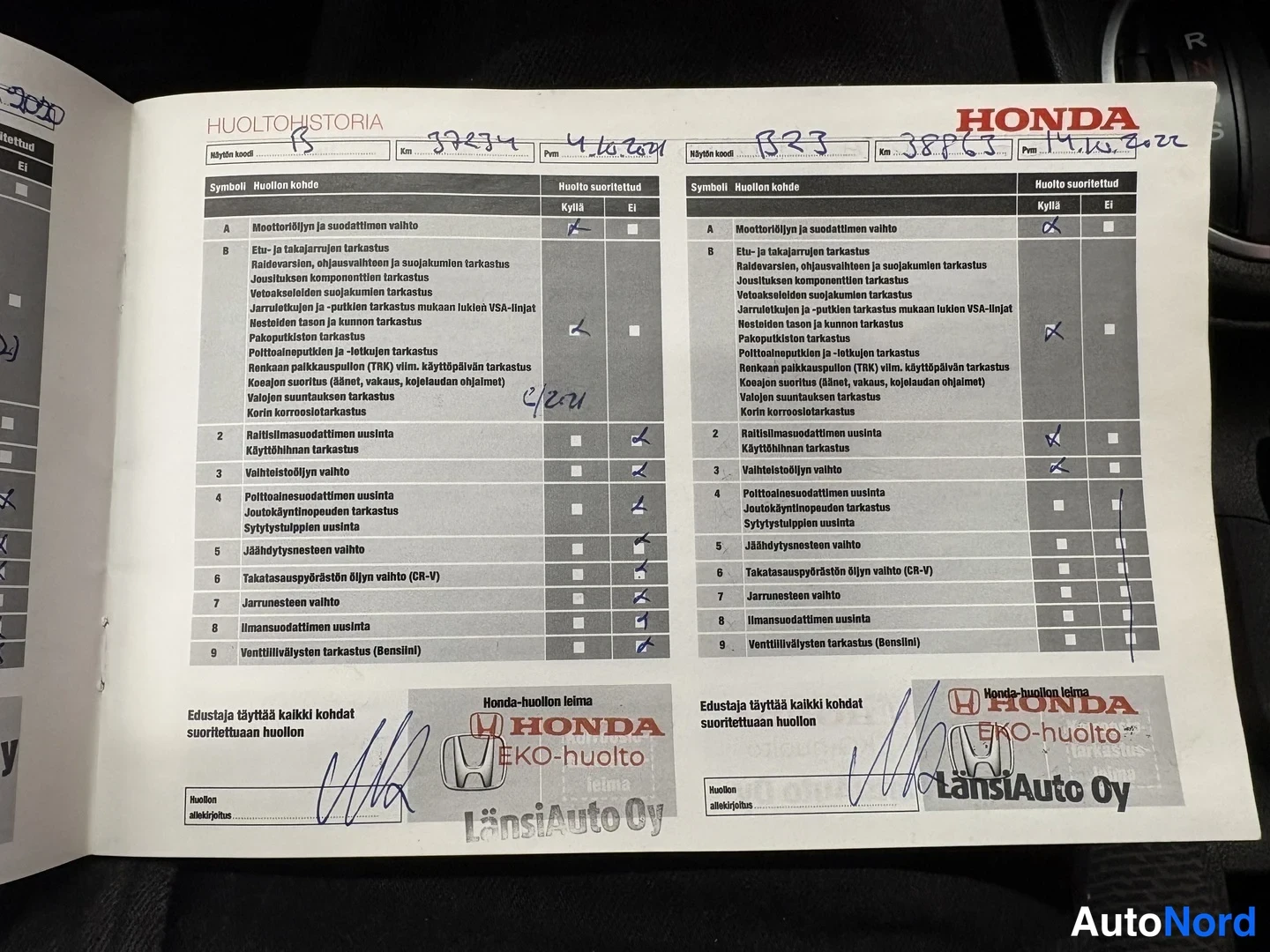 Asiakirja: Honda-huoltokirjan huoltohistoria-sivut LänsiAuto Oy:n EKO-huolto-leimoilla ja allekirjoituksilla.