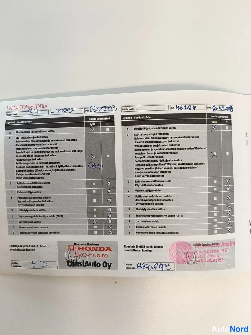 Muu: Huoltohistoria-arkki service bookista, Honda-stampit LänsiAuto Oy:ltä ja A-Kruunu Autoserviselta, km-lukemat merkittyinä.