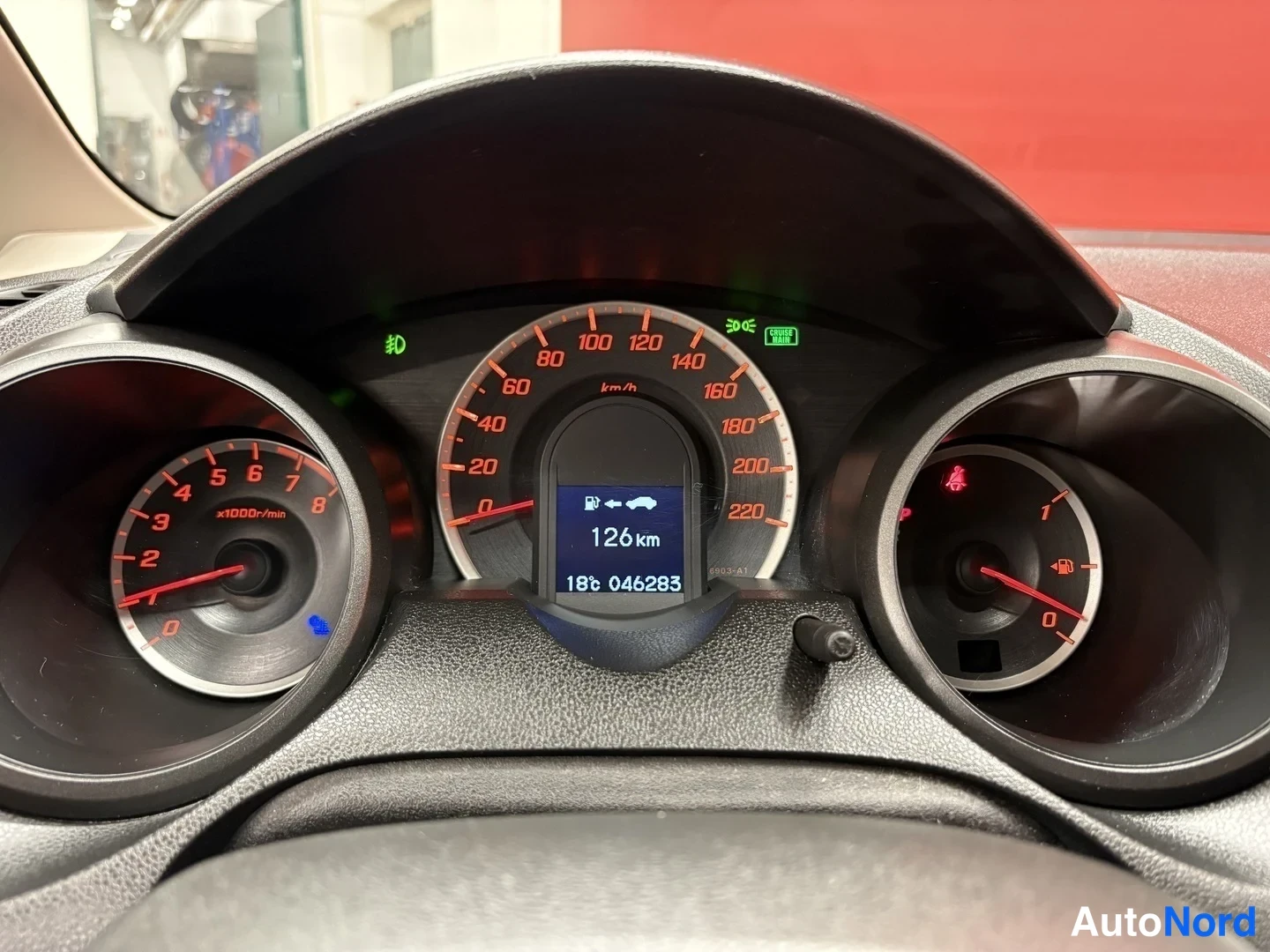 Muu: Honda Jazzin mittaristo näyttää 46 283 km:n matkamittarilukeman ja 18 °C:n ulkolämpötilan
