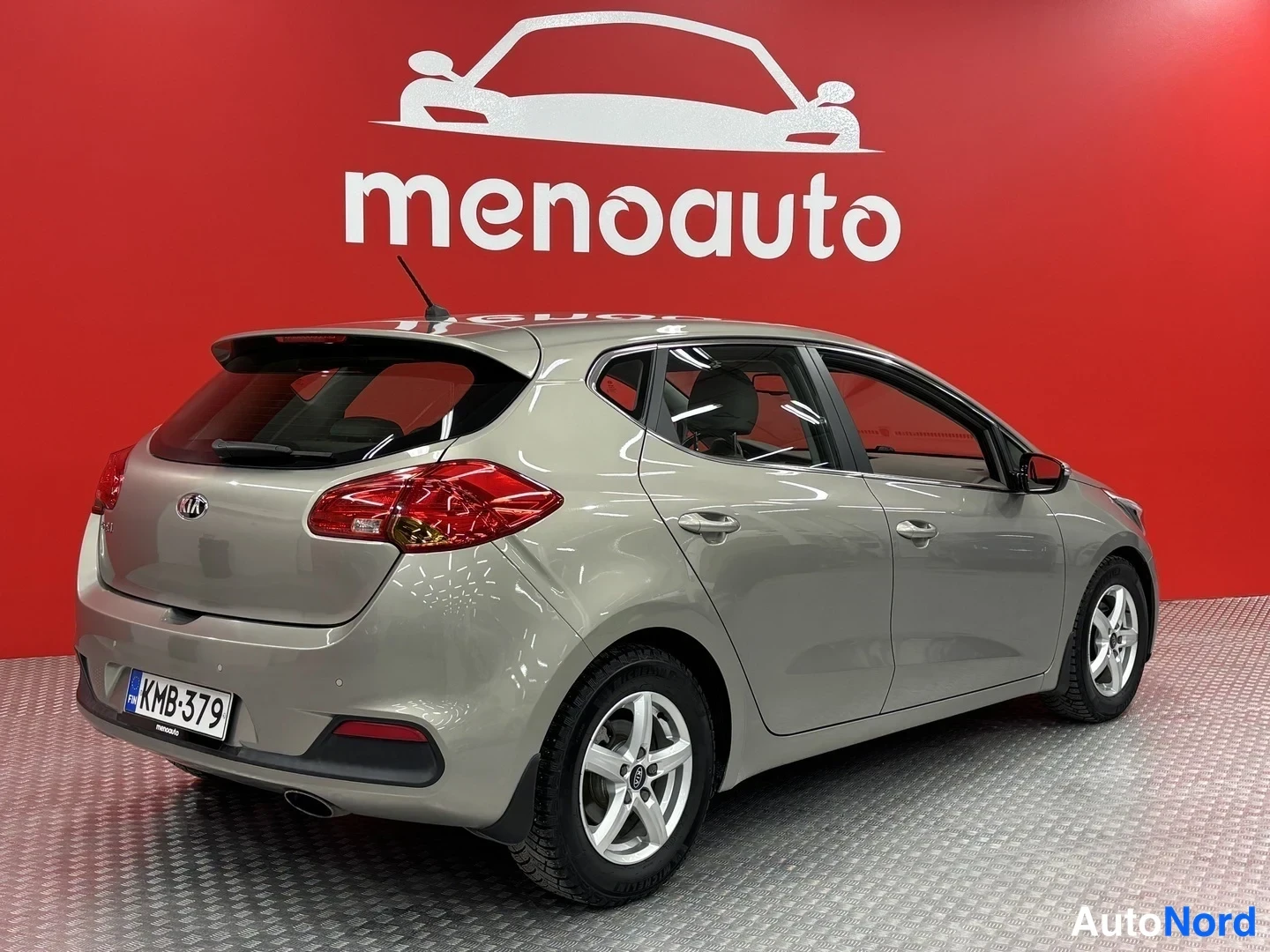 Takaviisto: Kia Ceed -viistotakaa kuva, takapuoli ja vasen sivu; rekisterikilpi, auton väri hopea.