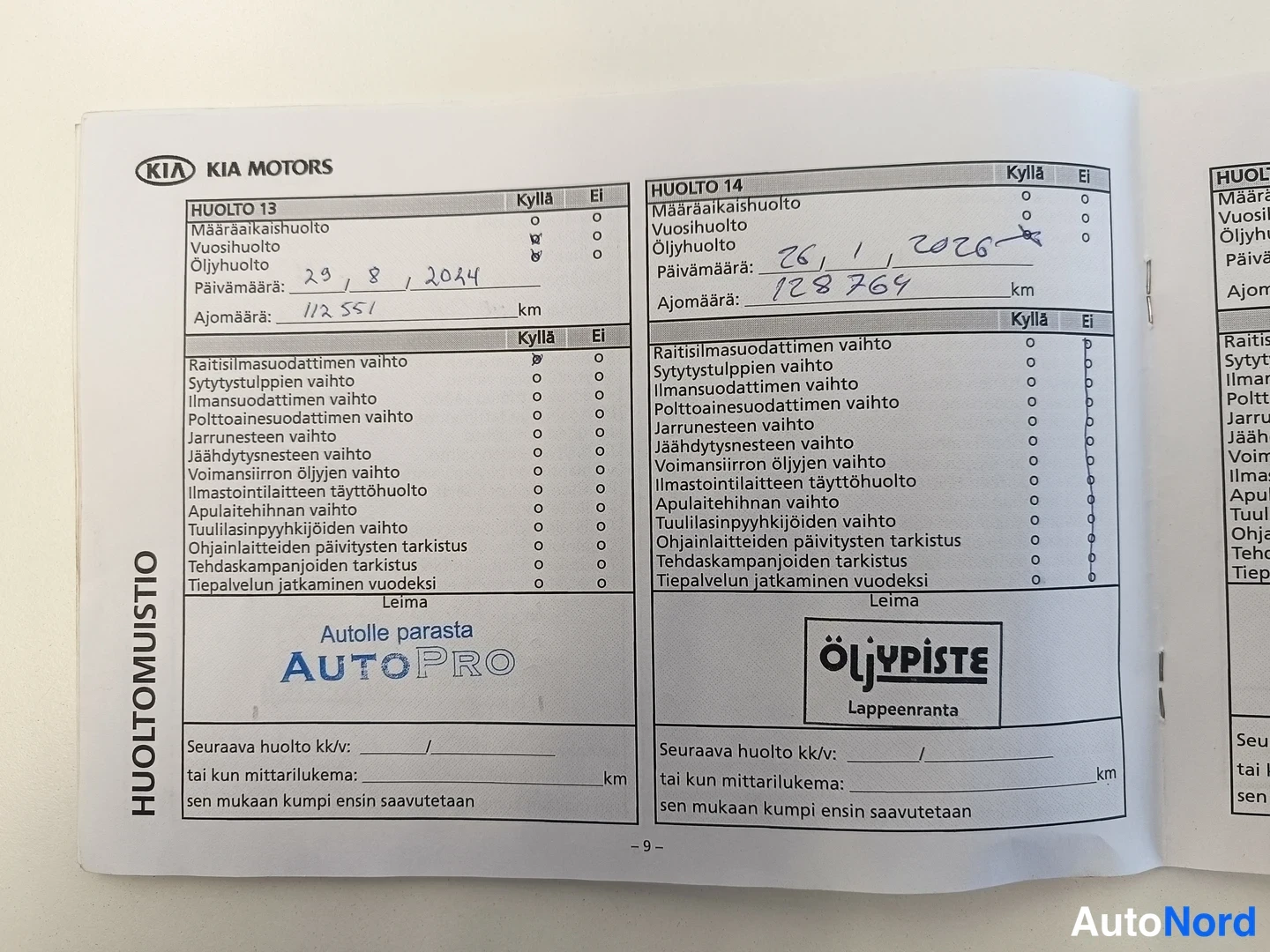 Muu: Kia-huoltokirjan sivut 9–10 avattuna: huolot 13 ja 14 päivämäärineen ja ajomäärineen.