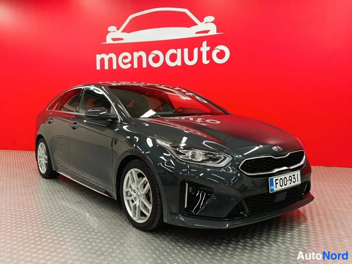 Etuviisto, nokka oikealle: Kia ProCeed, tummanharmaa, etu-kolmasosakuva oikealta
