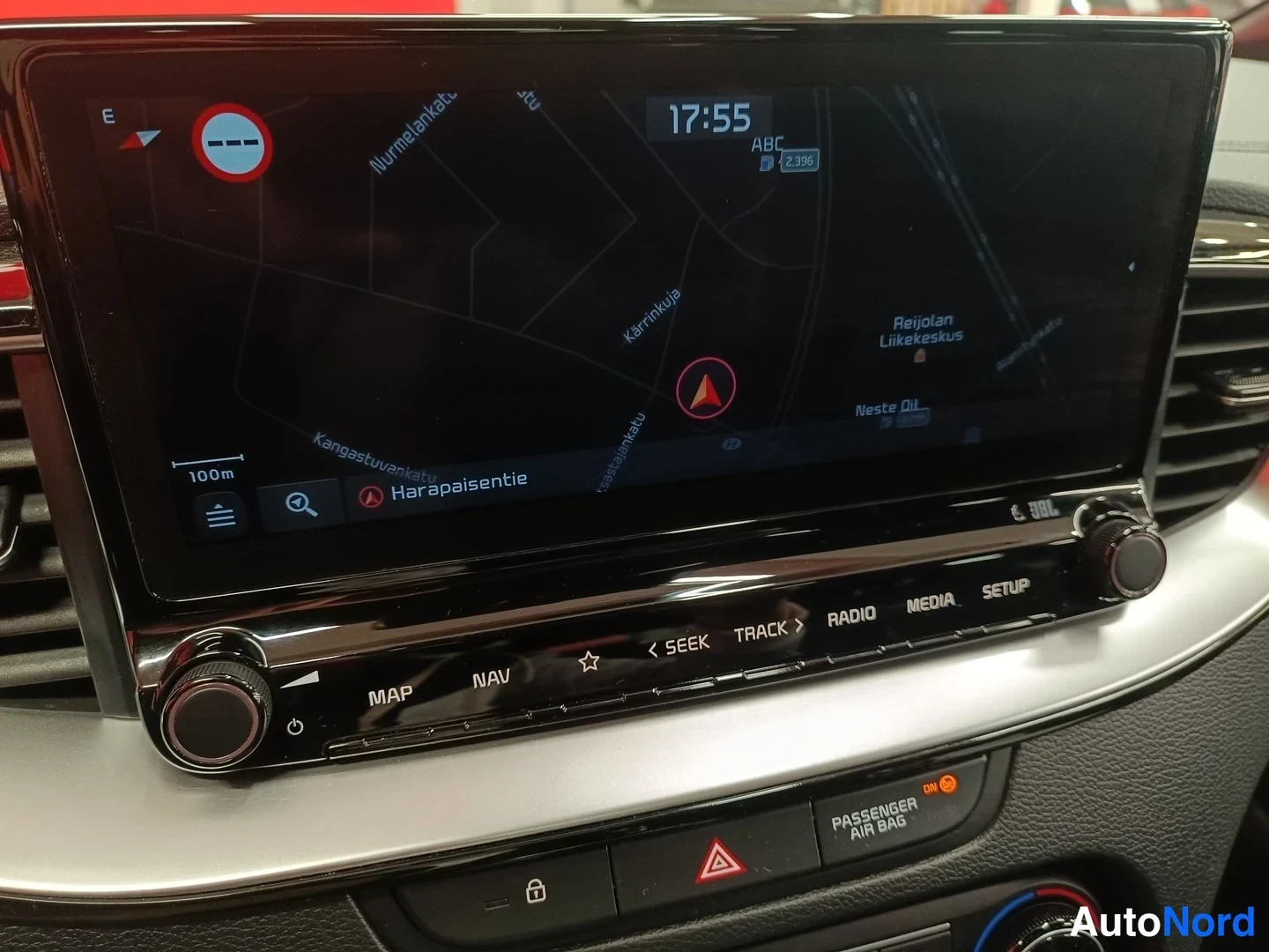 Muu: Kojeiston infotainment-näyttö näyttää navigointikarttaa, jossa reittitieto Harapaisentie-osoitteeseen; näytön alla MAP-, NAV-, RADIO-, MEDIA- ja SETUP-painikkee