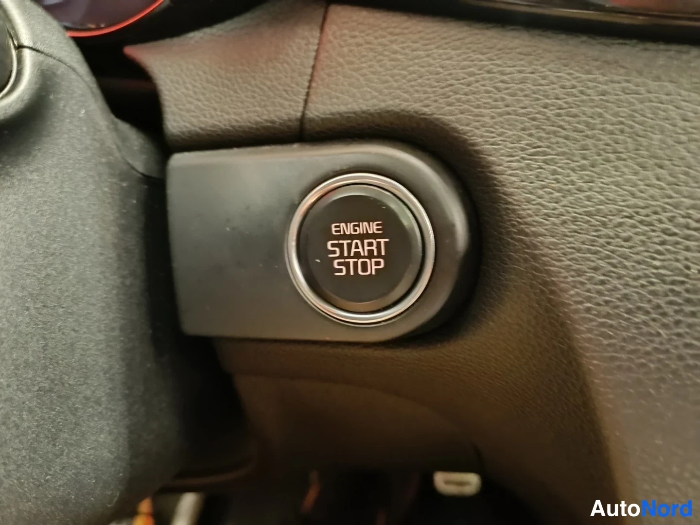 Muu: Moottorin käynnistyspainike 'ENGINE START STOP' ohjauspyörän vieressä.