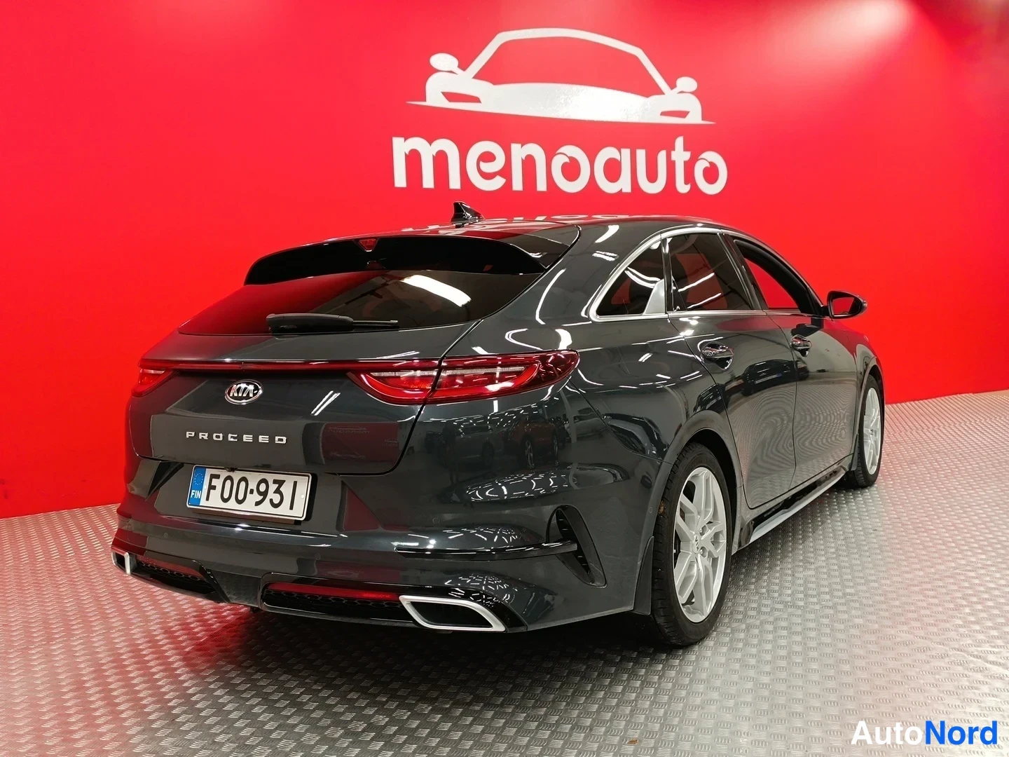 Takaviisto: Kia ProCeed, taka-kolmasosakuva vasemmalta, rekisteri F00-931