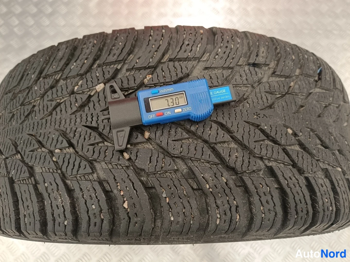 Yksityiskohta: Talvirenkaan urasyvyys mitattu mittalaitteella: 7,30 mm.