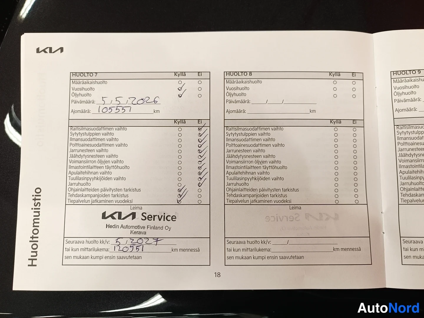 Yksityiskohta: Kia-huoltomustio, sivu 18: huolto 7 täytetty 5.5.2026, ajomäärä 105 557 km, leima Hedin Automotive Finland Oy Kerava; huolto 8 tyhjä.