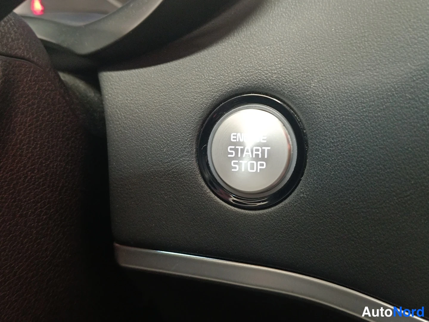 Muu: Start/stop-painike, jossa lukee 'ENGINE START STOP', ohjauspyörän vieressä.