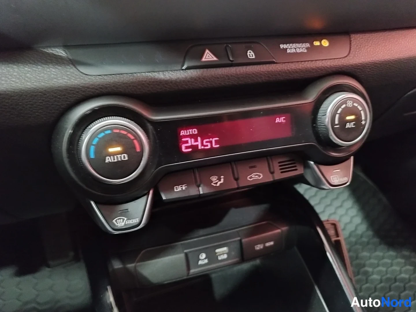 Muu: Kojelaudan lämmityksen ohjausyksikön lähikuva, näytössä AUTO ja 24,5°C sekä A/C-merkintä.