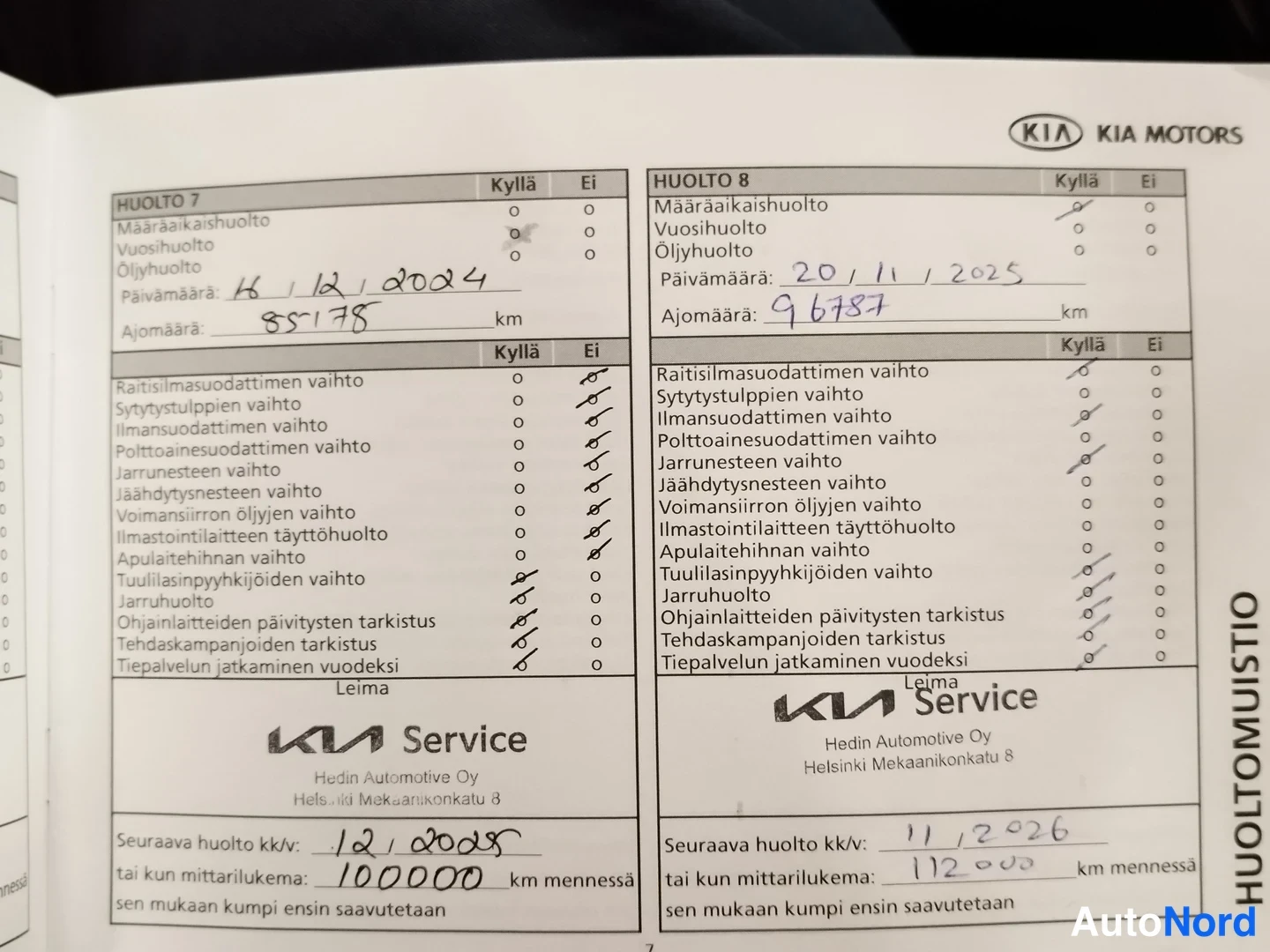 Muu: Kia Service -huoltokirjan sivu, jossa huoltojen 7 ja 8 täytetyt huoltomerkinnät päivämäärineen ja ajometreineen.