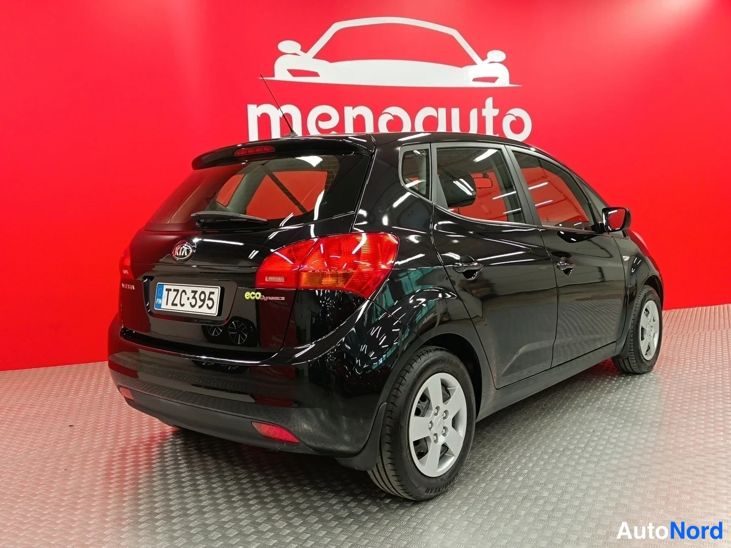 Takaviisto: Kia Venga -henkilöauto, musta, takakulmanäkyvyys, rekisteritunnus