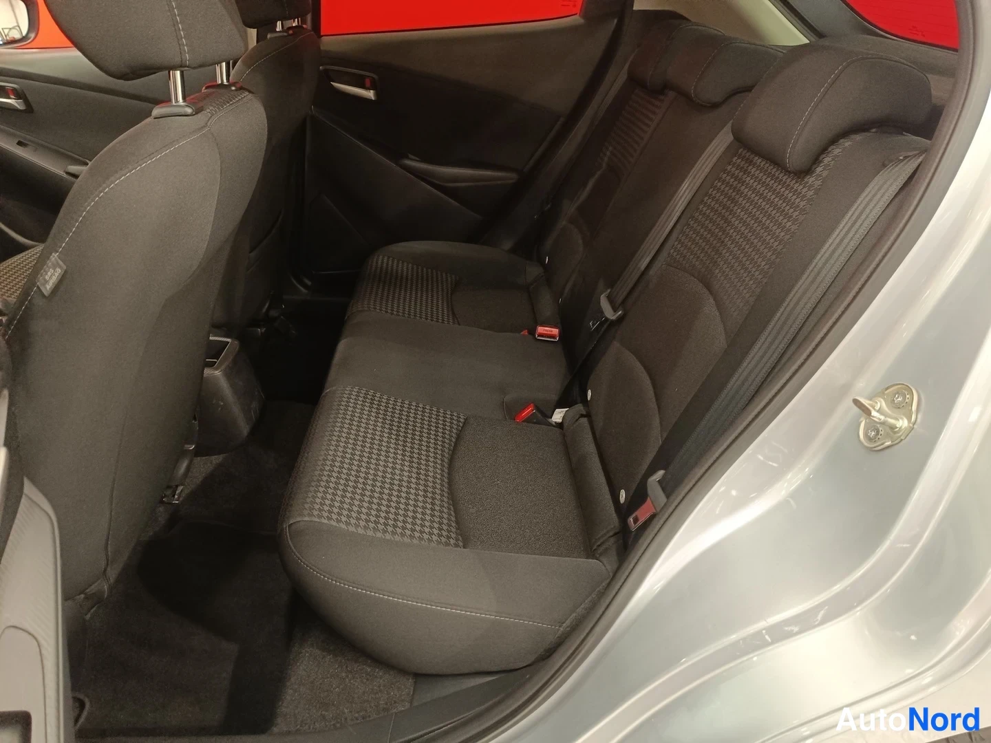 Muu: Takapenkin katsaus avatusta sivuovesta: kolme_HEADREST,-Mazda 2;22-Mazda 2