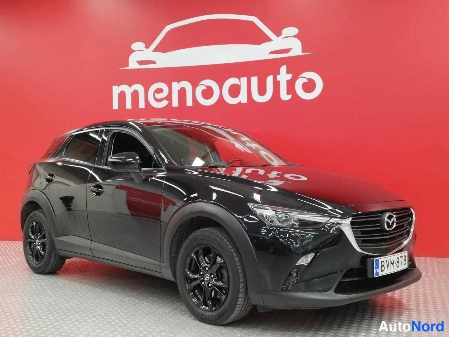 Etuviisto, nokka oikealle: Musta Mazda CX-3 kulmasta edestä oikealta kuvattuna, rekisteri.