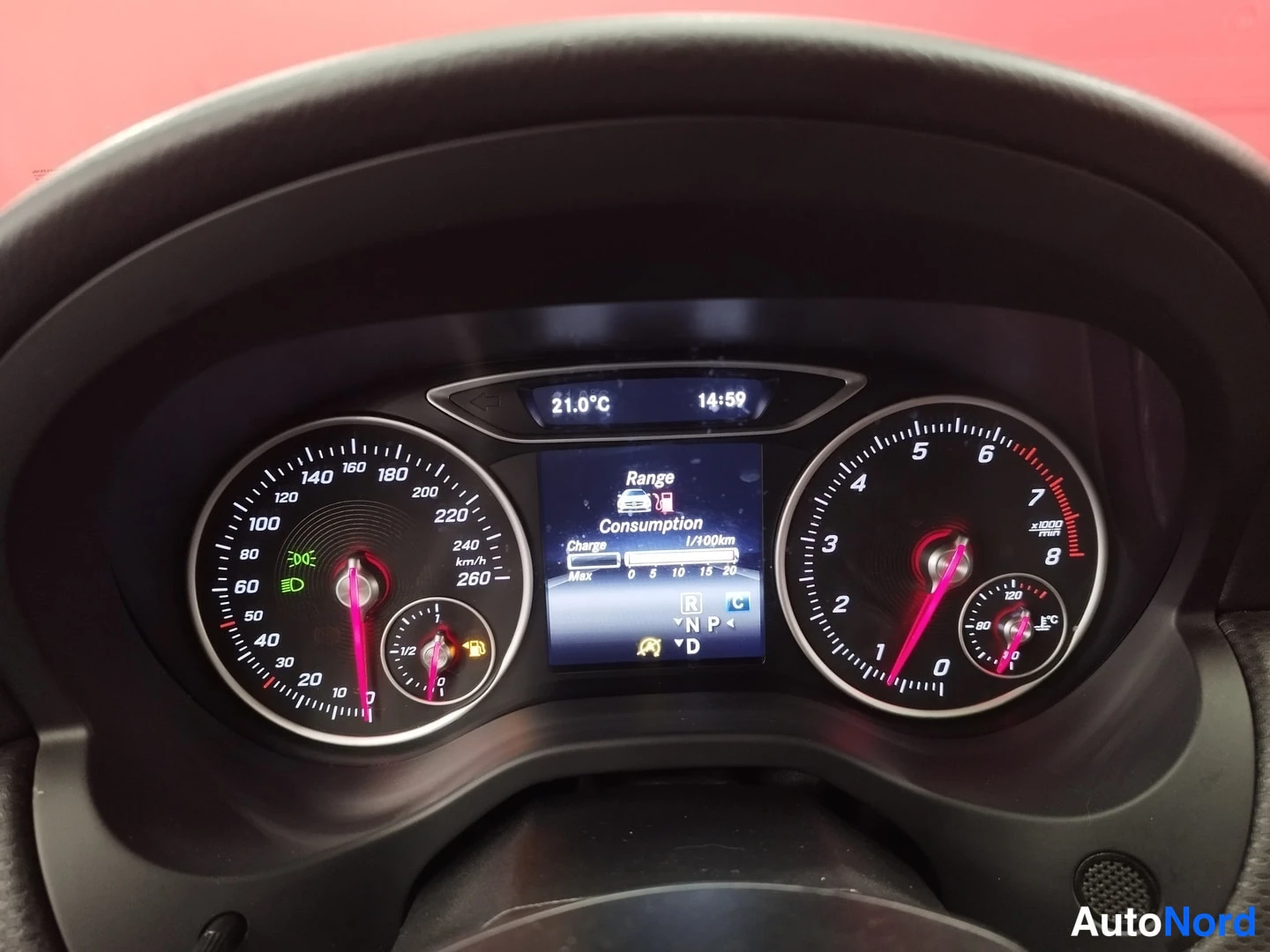 Muu: Mercedes-Benzin mittaristö: nopeusmittari 260 km/h asti, kierrosmittari 8 000 r/min asti ja keskellä näyttö, jossa näkyy Range ja Consumption; lämpötila 21,0 °C