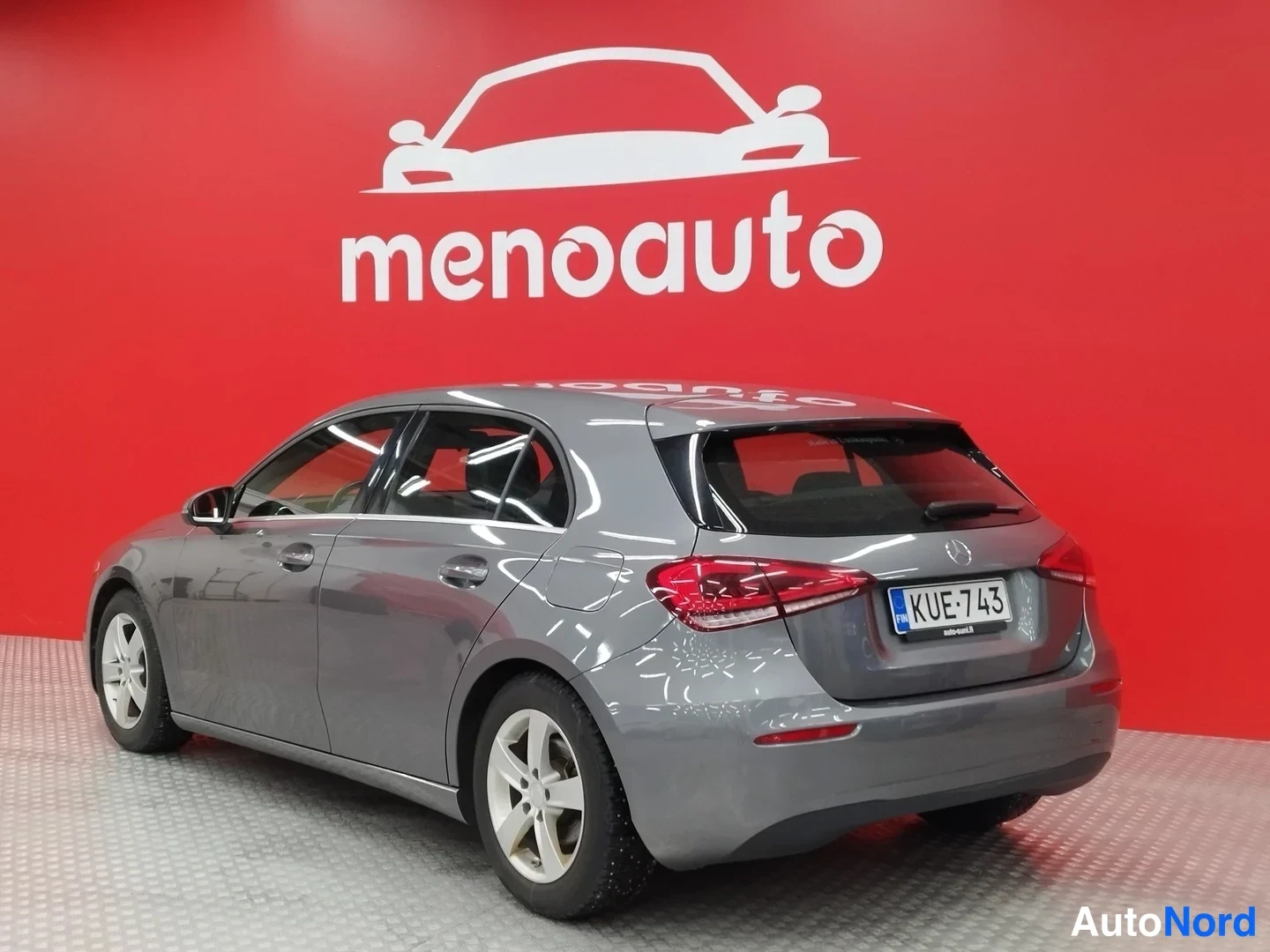 Takaviisto: Harmaan Mercedes-Benz A -mallin takakulma näkyy rekisterikilpi punaisella taustalla.