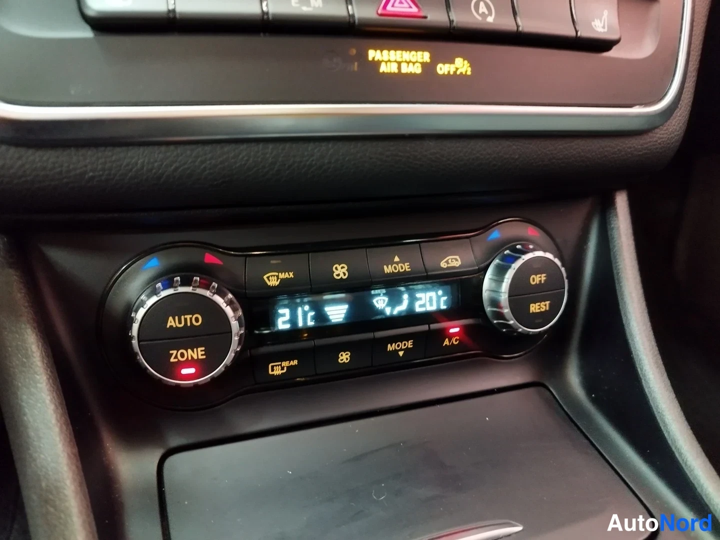 Muu: Mercedes-Benzin automaattisen ilmastointilaitteen ohjauspaneeli, jonka näytössä lukee 21°C ja 20°C.