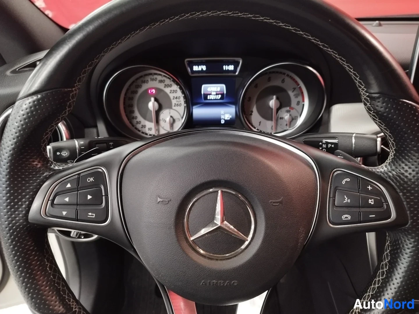Muu: Ohjaamon näkymä: Mercedes-pyöröohjaustanko Airbag-tekstillä, mittaristo näkyy takana.