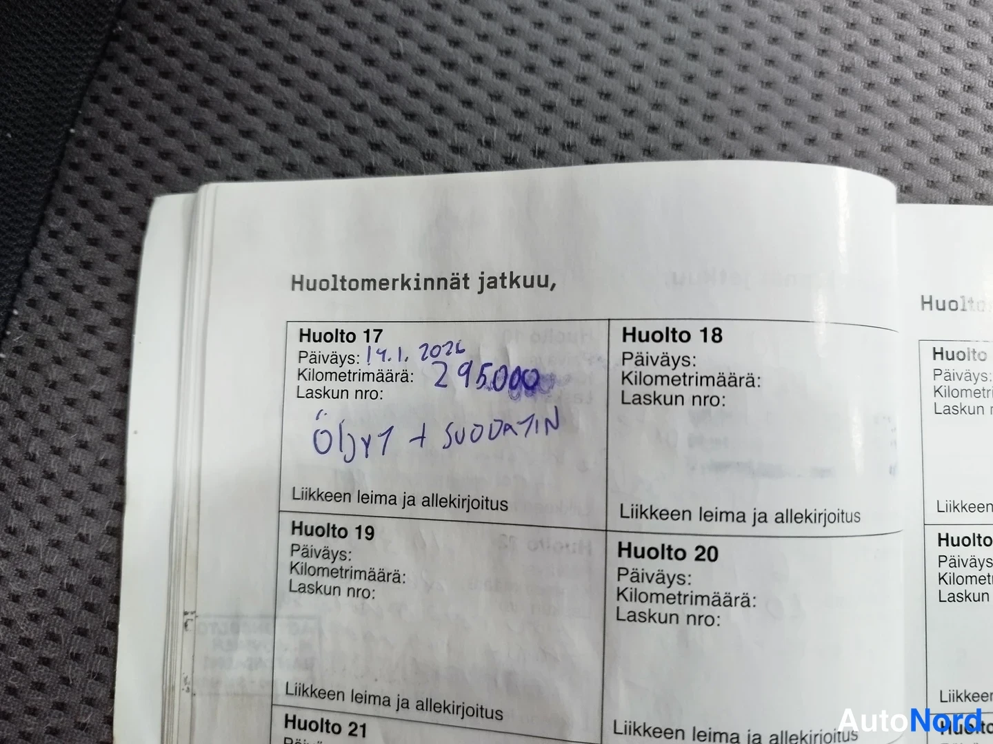 Muu: Huoltokirjan sivu, Huolto 17 -kentässä käsin kirjoitettu päivämäärä 19.1.2024(?), kilometrimäärä 295000 ja merkintä Öljyt + suodatin.