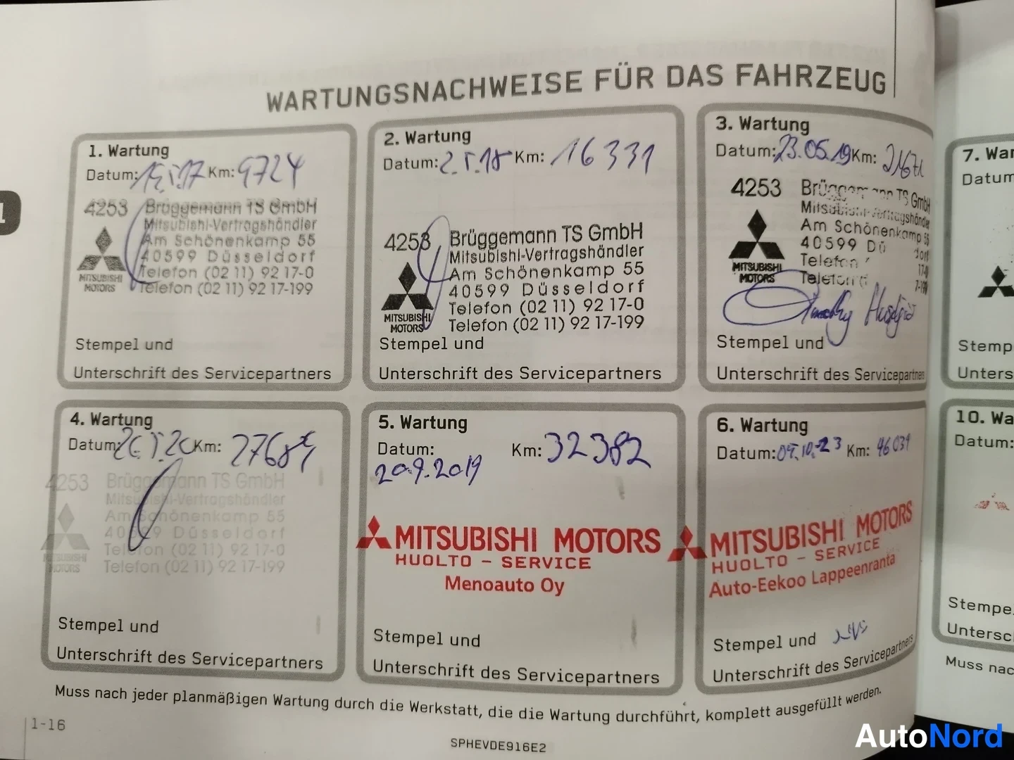 Yksityiskohta: Huolto-ohjelman sivu Wartungsnachweise für das Fahrzeug, jossa käsinkirjoitetut merkinnät huolloista ja leimat.