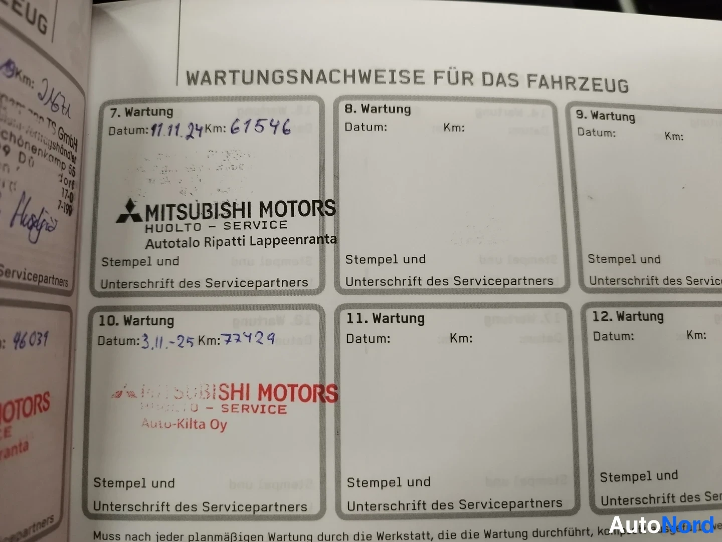 Asiakirja: Huoltokirjan sivu, jossa näkyvät täytetyt huoltomerkinnät 7. ja 10. Wartung -kentissä Mitsubishi Motors -leimoilla.
