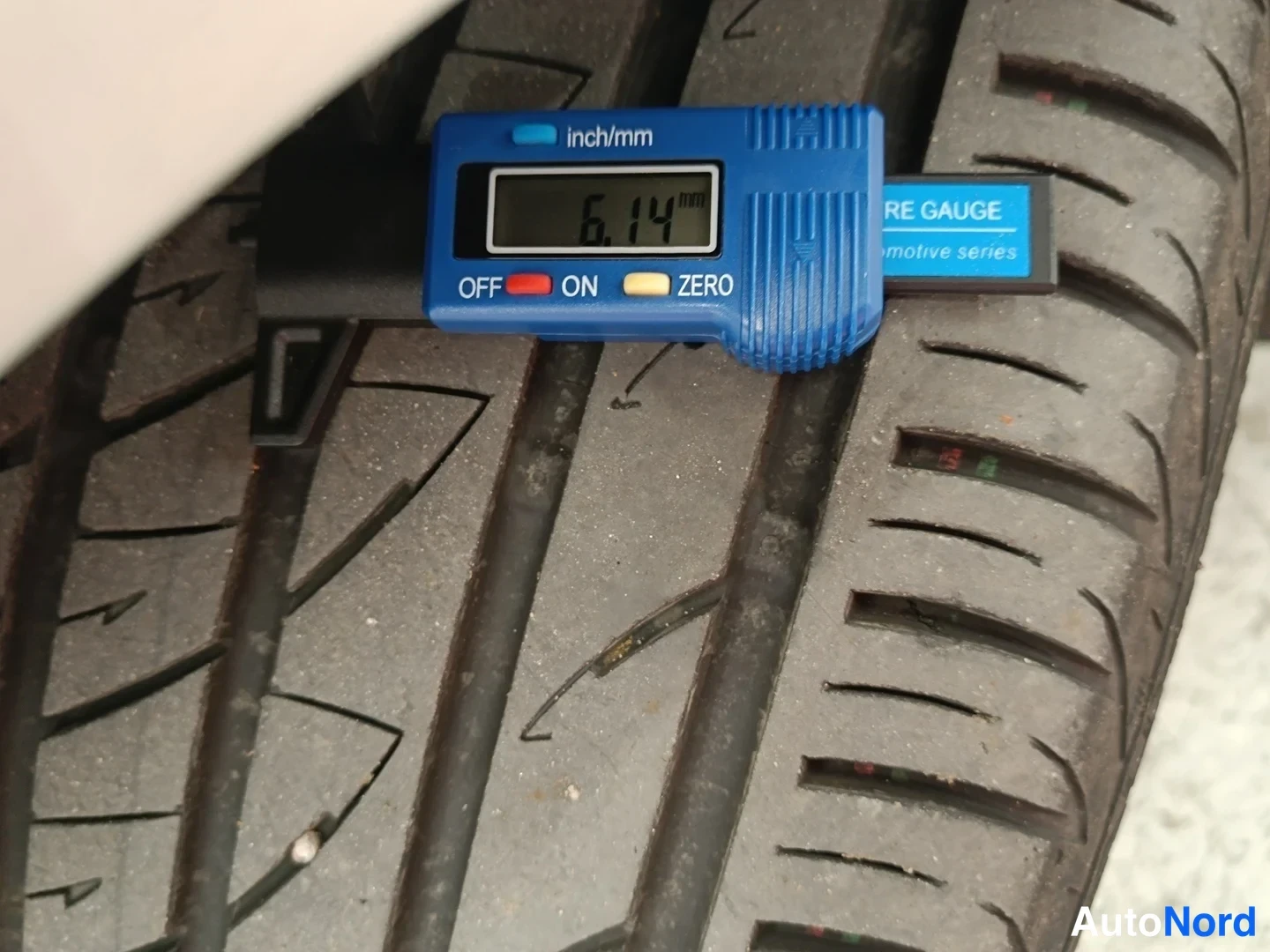 Muu: Sähköinen rengasuramittari näyttää lukemaa 6,14 mm renkaiden päällä.