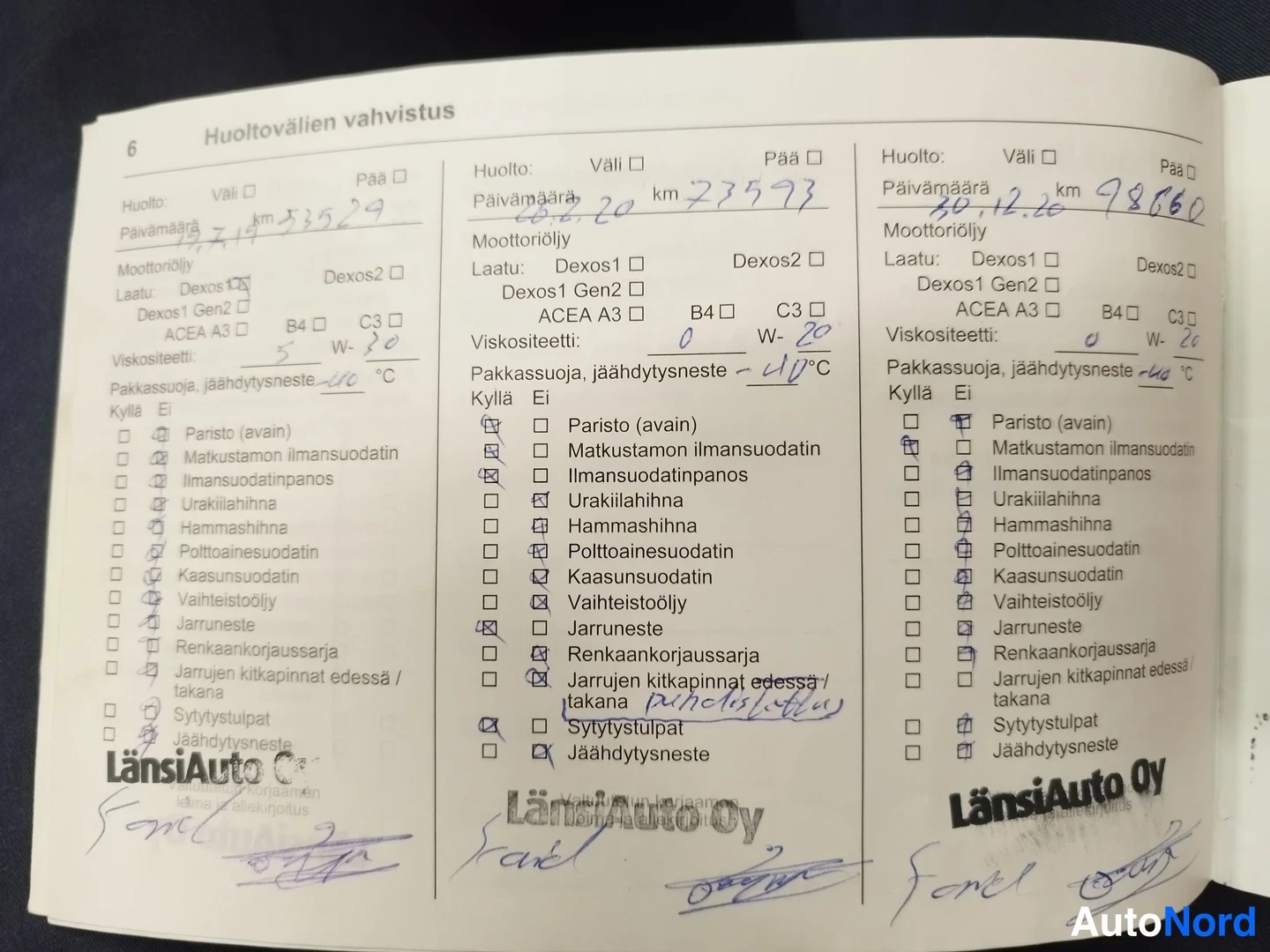 Yksityiskohta: Huoltovälien vahvistus: huoltokortin kahluuseet; 33529 km, 23593 km ja 78660 km huoltoreistyinen sujuvan huoltolomakkeen merkinnet.