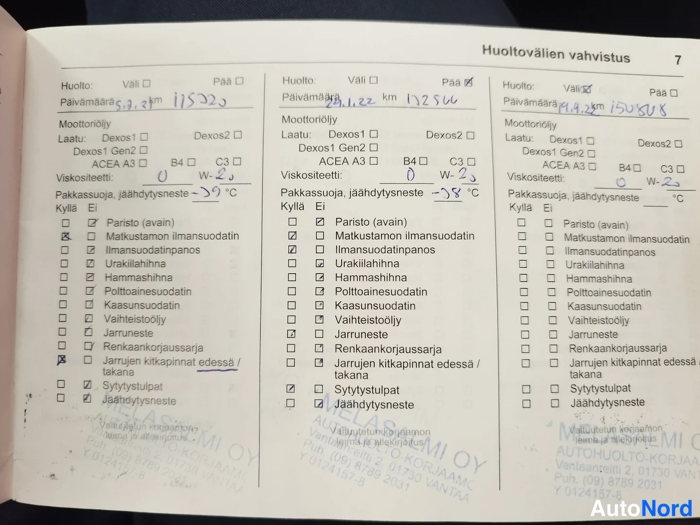 Asiakirja: Huoltokirjan sivu 7, otsikko Huoltovälien vahvistus, kolme huoltoa: 5.3. km 115020, 26.11.22 km 122566 ja 14.9.23 km 130888, käsialalla täytetty ja leimoilla va