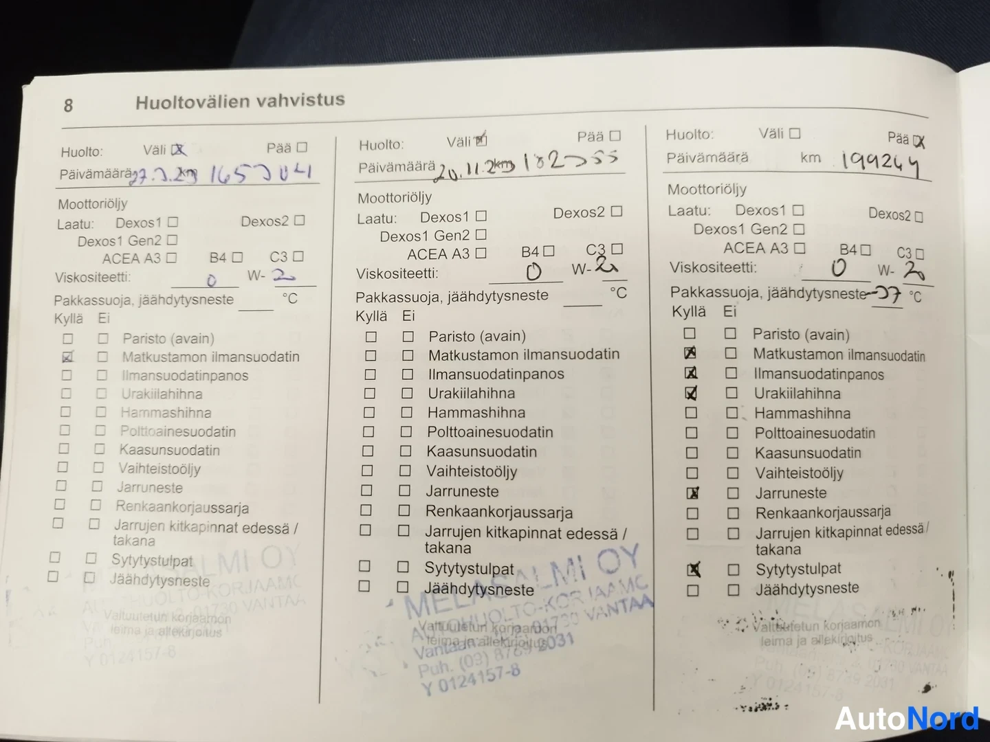 Asiakirja: Huoltokirjan sivu 8, Huoltovälien vahvistus, kolme huoltomerkintää: 27.3.19 km 1657041(?), 20.11.20 km 132753, ja huolto km 194244, leimoilla varustettu.