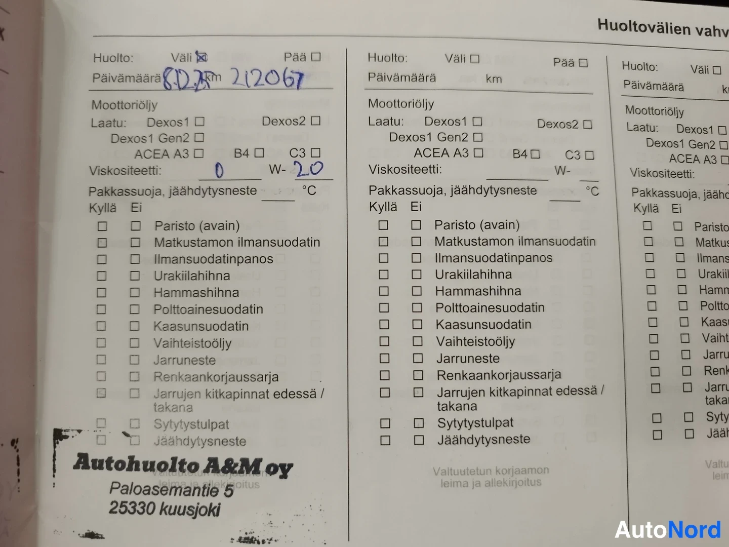 Asiakirja: Huoltokirjan sivu, Huoltovälien vahvistus, yksi täytetty välihuolto 8.12. km 212067, leima Autohuolto A&M oy Paloasemantie 5 25330 Kuusjoki.