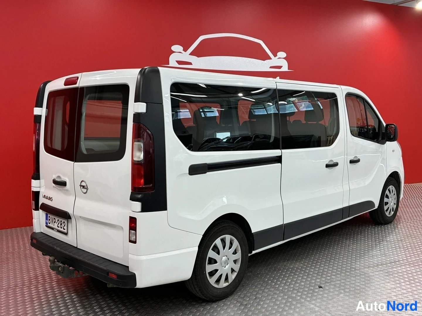 Takaviisto: Valkoinen pakettiauto takaviistosta, VIVARO-merkintä takaluukussa, rekisteritunnus.