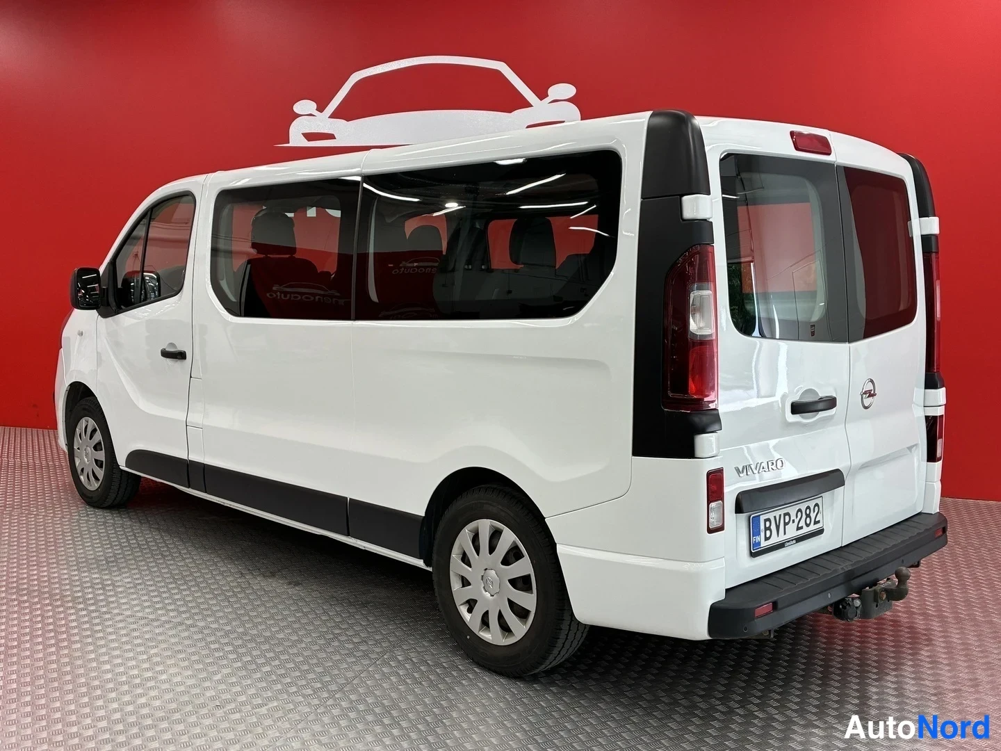 Takaviisto: Valkoinen pakettiauto takaviistosta, VIVARO-merkintä takaluukussa, rekisteritunnus.