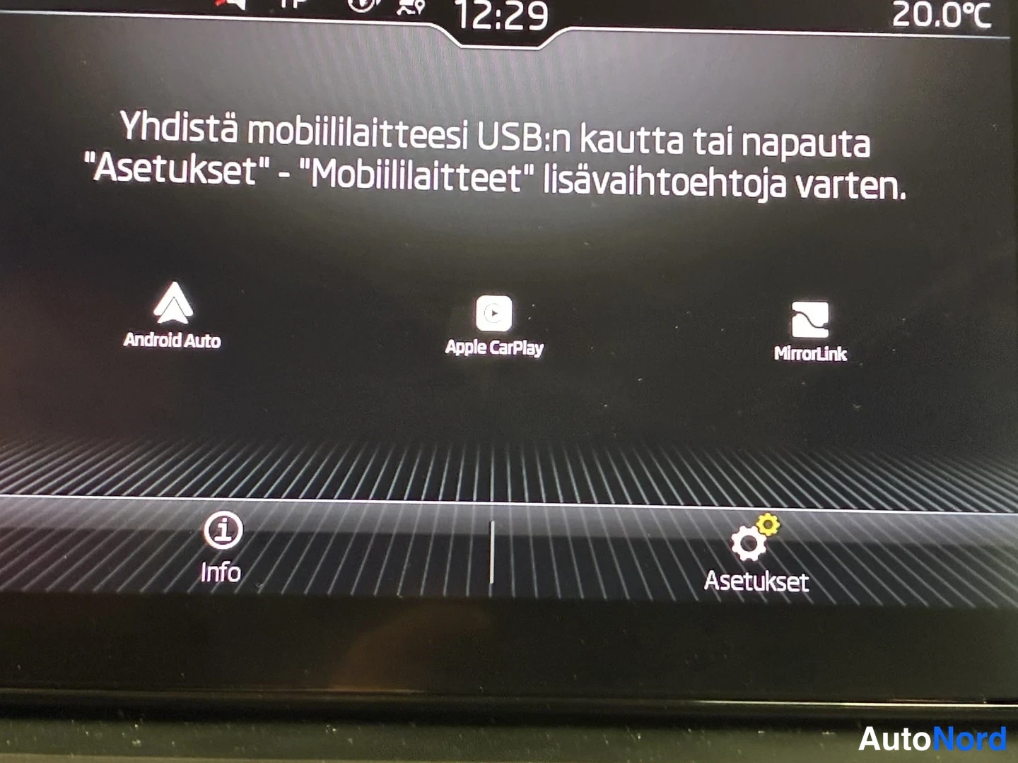 Muu: Medianäyttö ohjeistaa yhdistämään mobiililaitteen USB:n kautta; Android Auto, Apple CarPlay ja MirrorLink -kuvakkeet näkyvissä.