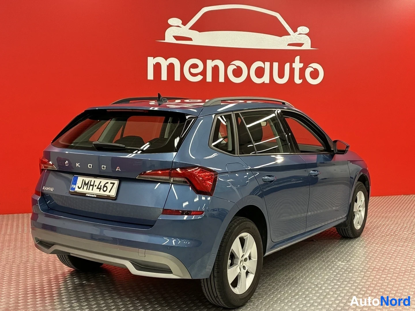 Takaviisto: Sininen Skoda Kamiq takaosa kolmesti vasemmalta kuvattuna, rekisteritunnus ja ŠKODA-teksti takaluukussa.
