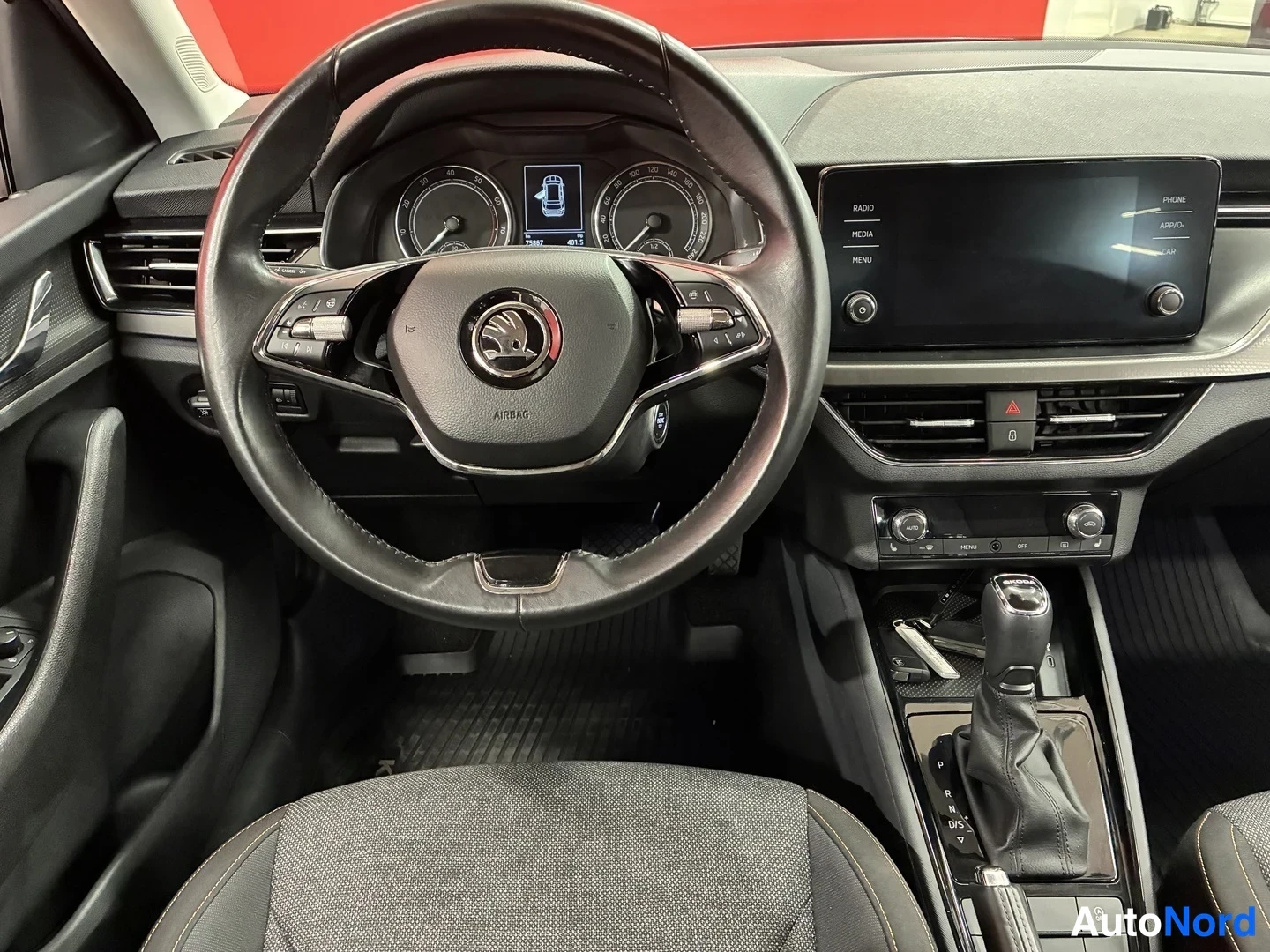 Muu: Ohjaamo kuljettajan puolelta: Skoda-ohjaustehostin, kojelaudan mittarit, kosketusnäytöllinen infotainment-järjestelmä ja DSG-vaihteahjain.