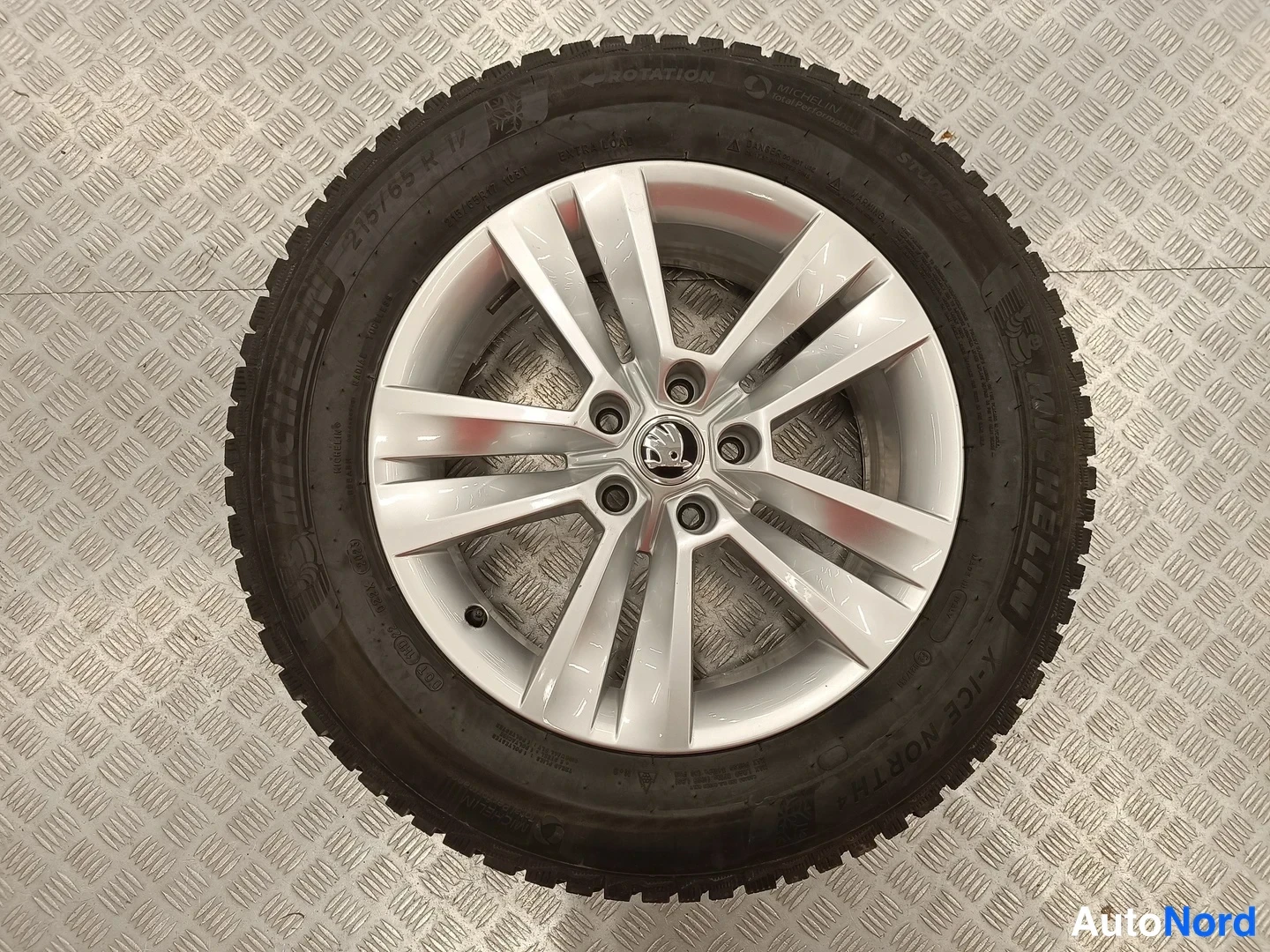 Yksityiskohta: Hopeinen kevytmetallivanne Michelin-talvirenkaalla, kokomerkintä 215/65 R17