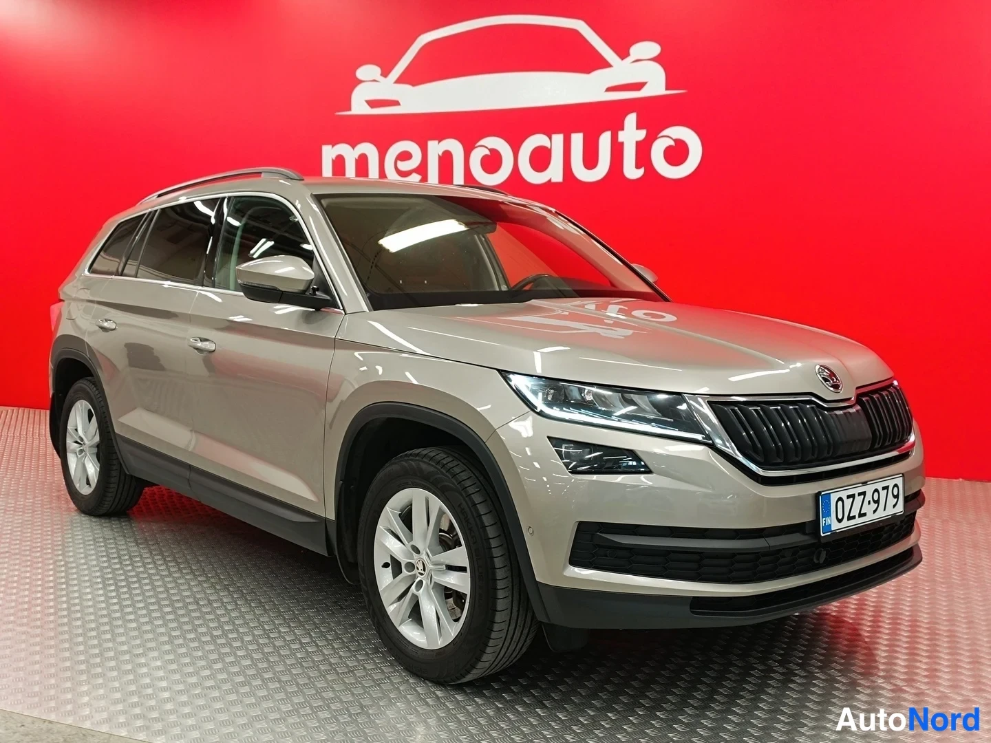 Harmaa Skoda Kodiaq 2017, etuviisto, keula oikealle, kuva 2