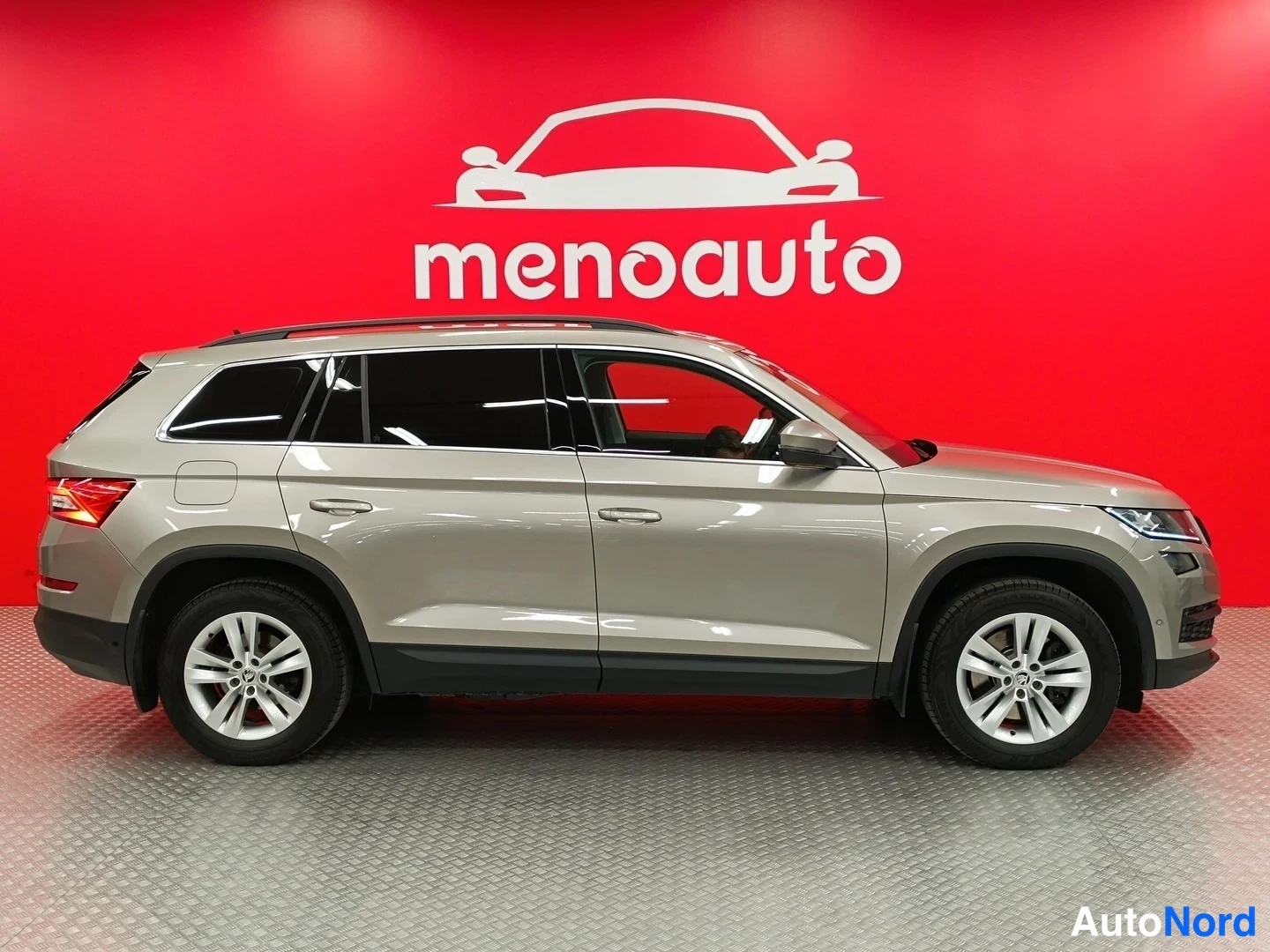 Harmaa Skoda Kodiaq 2017, sivulta, kuva 4