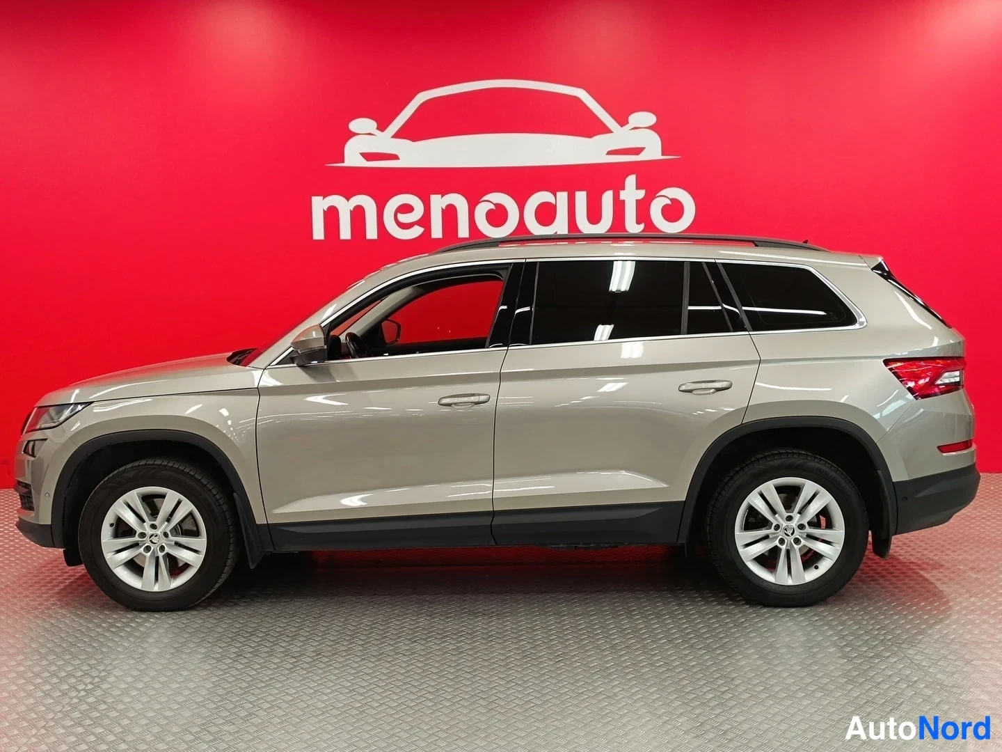 Harmaa Skoda Kodiaq 2017, etuviisto, keula vasemmalle, kuva 3