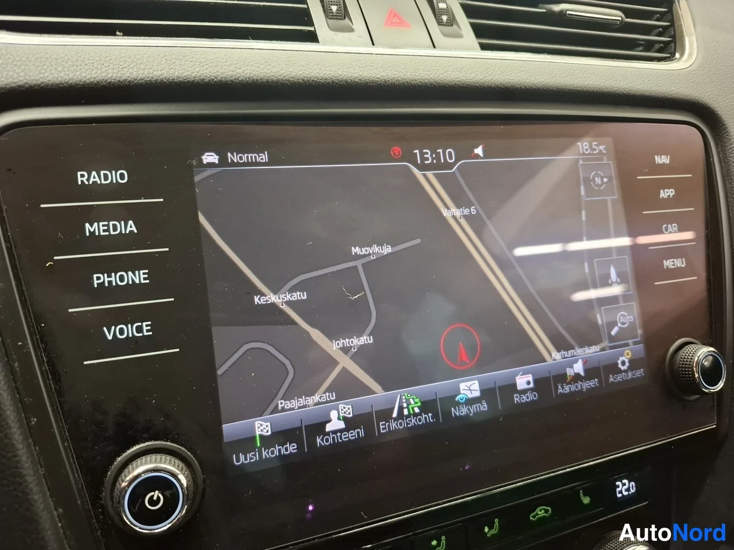 Muu: Keskikonsolin infotainment-näyttö näyttää navigointikarttaa; sivuilla RADIO-, MEDIA-, PHONE-, VOICE- sekä NAV-, APP-, CAR- ja MENU-valikot.